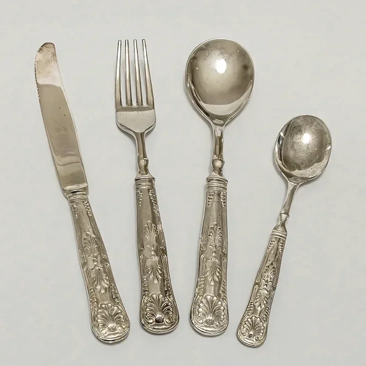 Hopeoidut italialaiset aterimet JuhlaToppilan vuokrattavissa tuotteissa