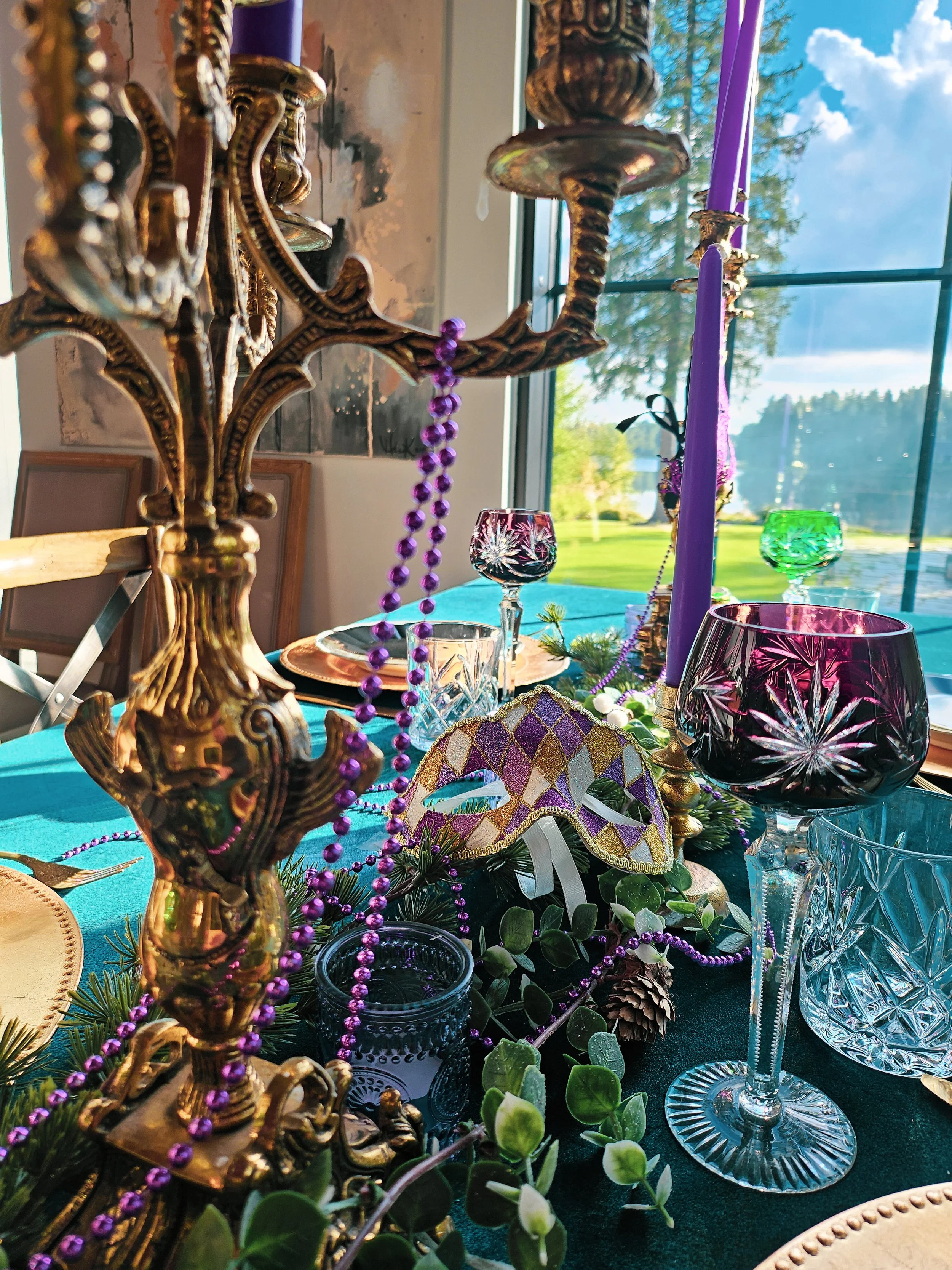 Koristeltu juhlapöytä, joka on somistettu JuhlaToppilan somistevuokraus -tavaroilla