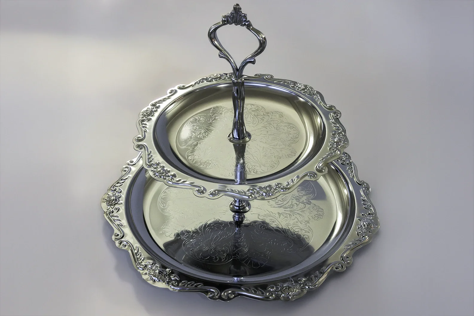 Kaksikerroksinen koristeellinen kerrostarjotin JuhlaToppilan astiavuokrauksessa.