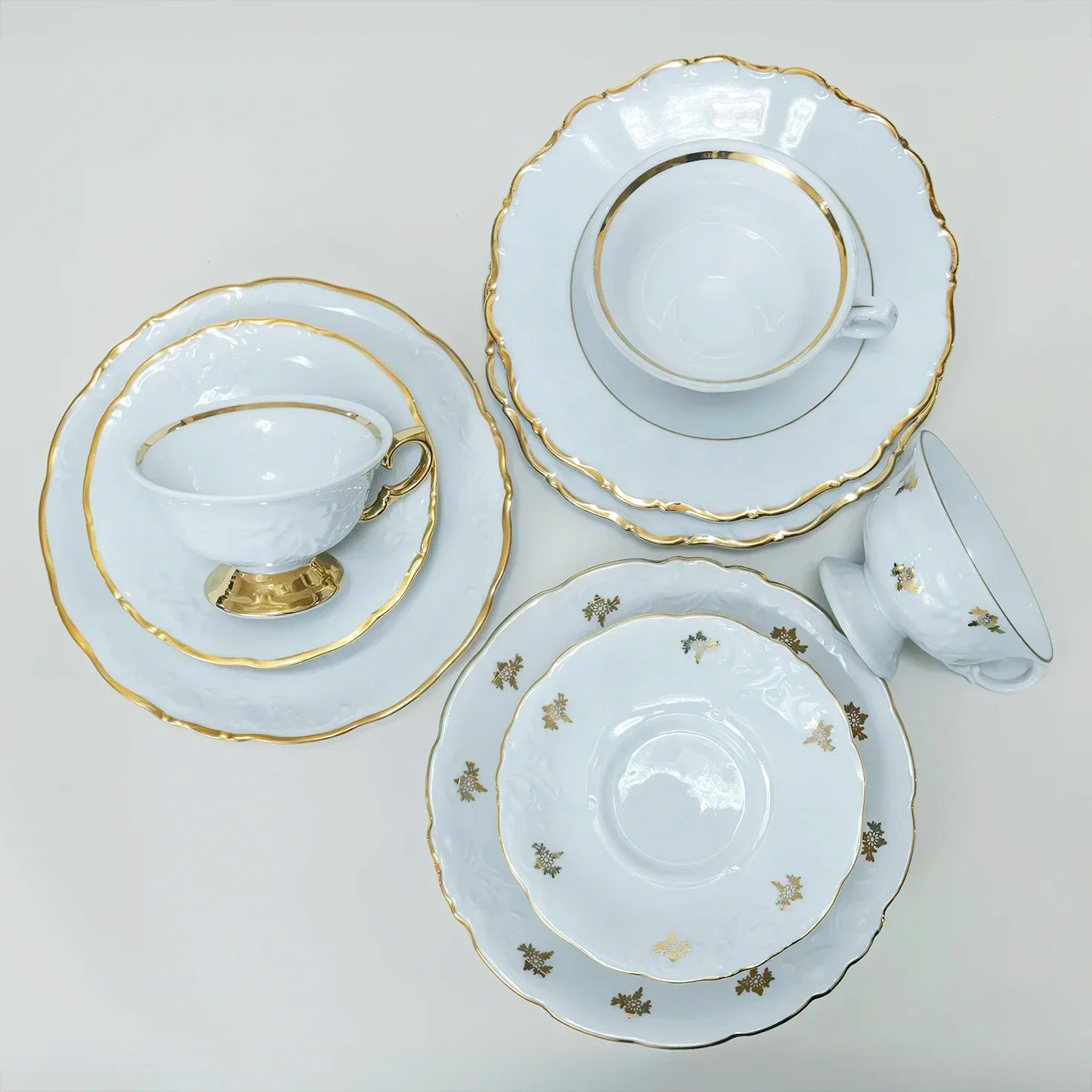 Kahvisetti valkoisesta posliinista JuhlaToppilan vuokrattavissa astioissa.