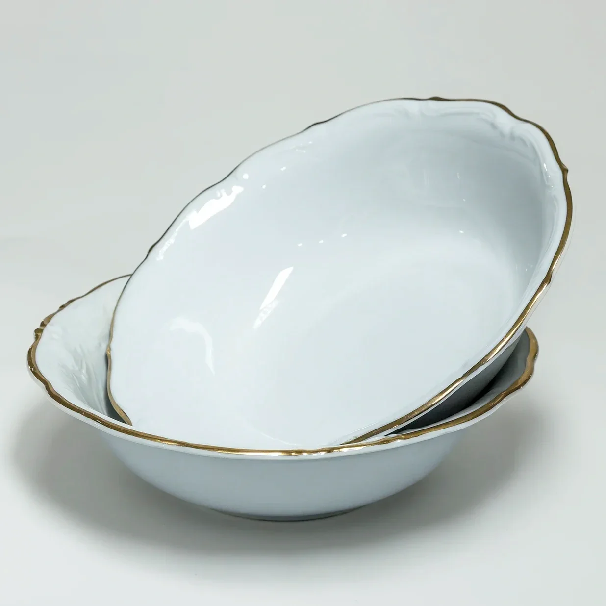 Valkoisia posliinisia tarjoilulautasia JuhlaToppilan vuokrattavissa astioissa.