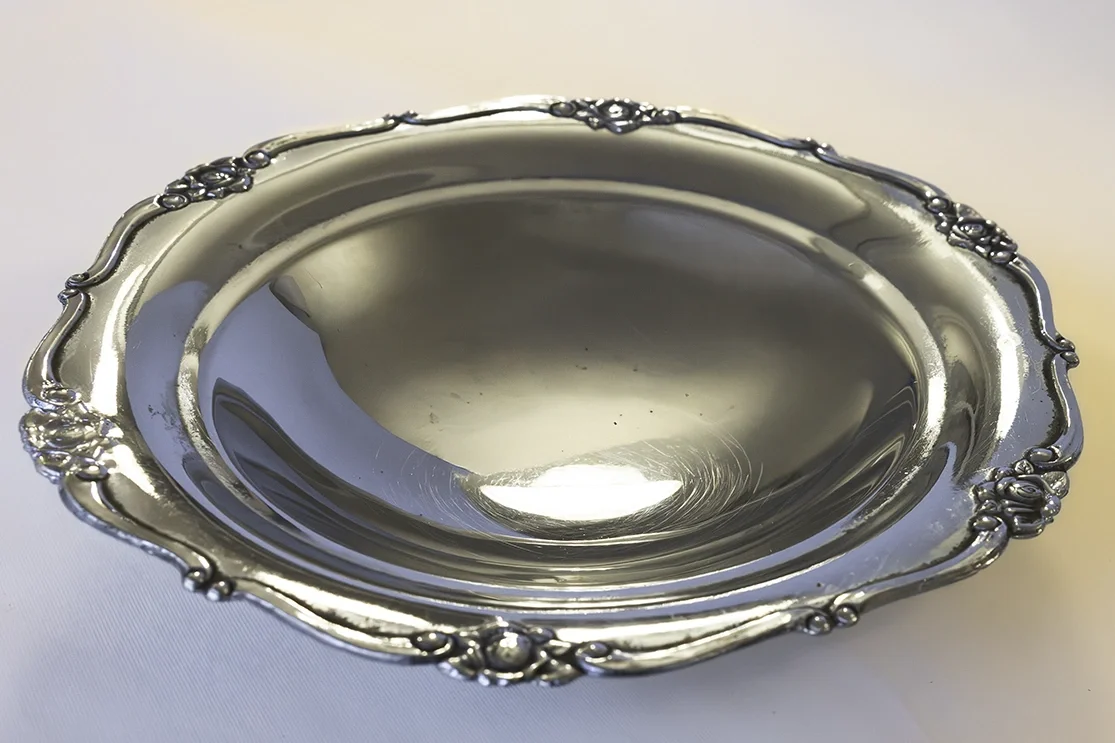 Koristeellinen syvä metallista valmistettu tarjoiluastia JuhlaToppilan astiavuokrauksessa.