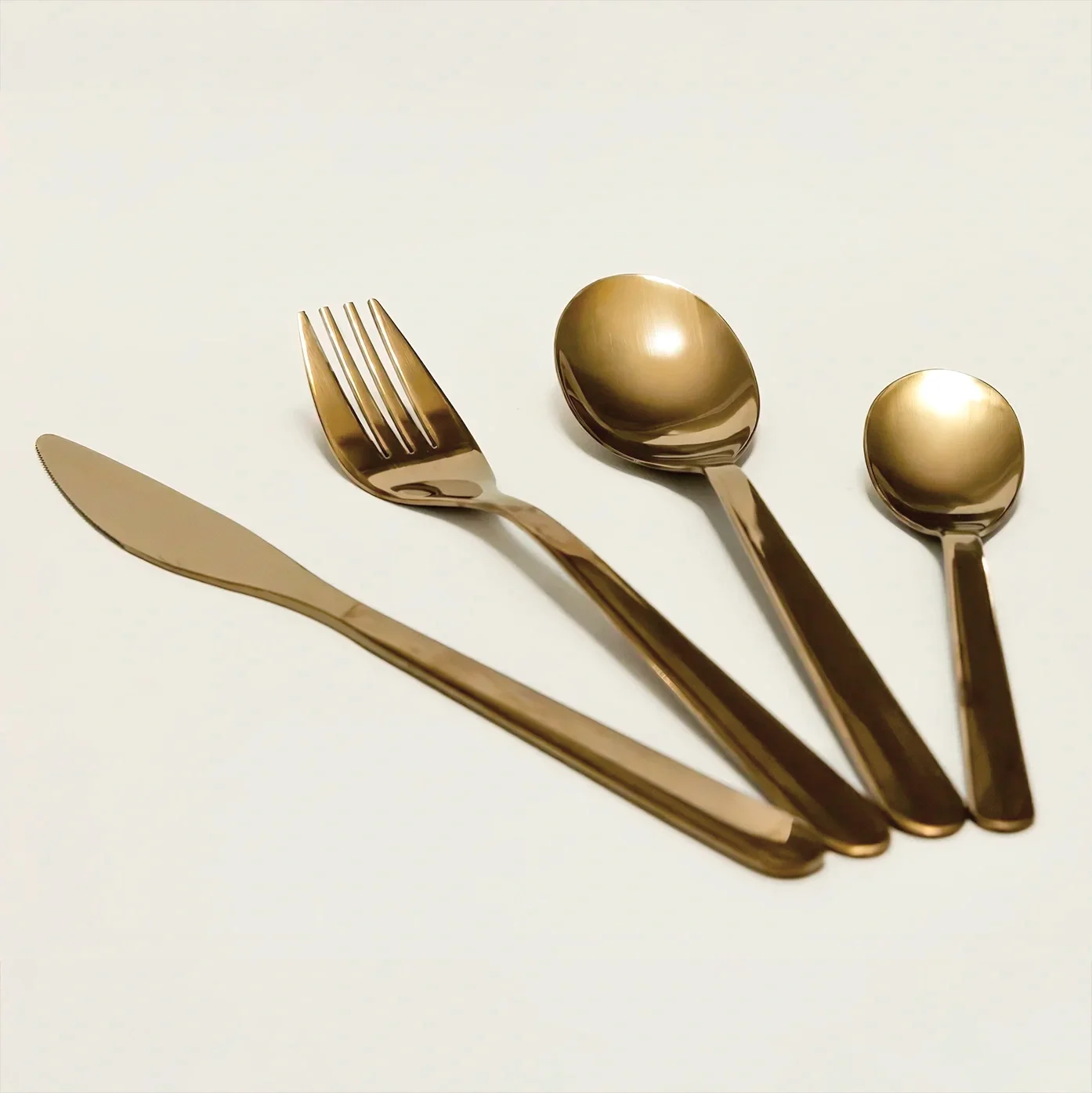 Ruusukullan väriset aterimet JuhlaToppilan vuokrattavissa tuotteissa