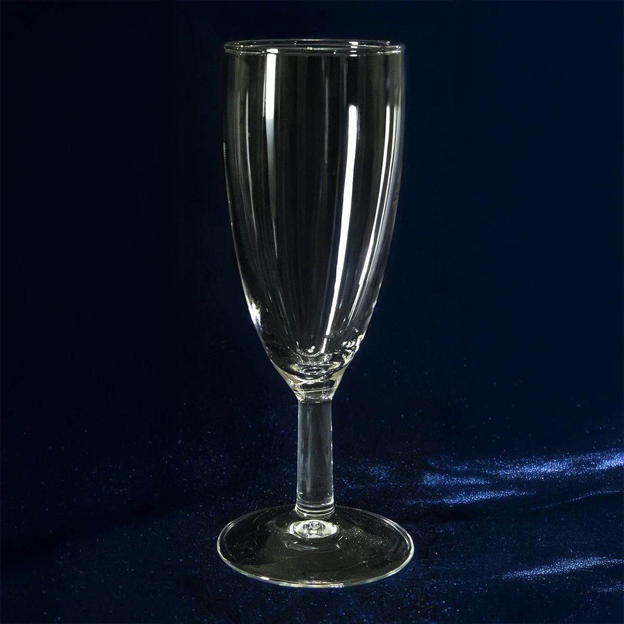 Lasinen korkea kuohuviinilasi JuhlaToppilan astiavuokrauksessa