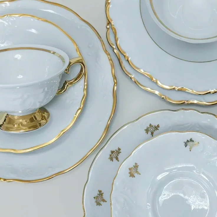 Posliinisia kahvikuppeja, jotka ovat osa JuhlaToppilan palvelua Astiavuokrausta Oulussa.