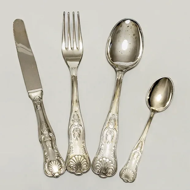 Italialaiset hopeoidut aterimet JuhlaToppilan vuokrattavissa tuotteissa