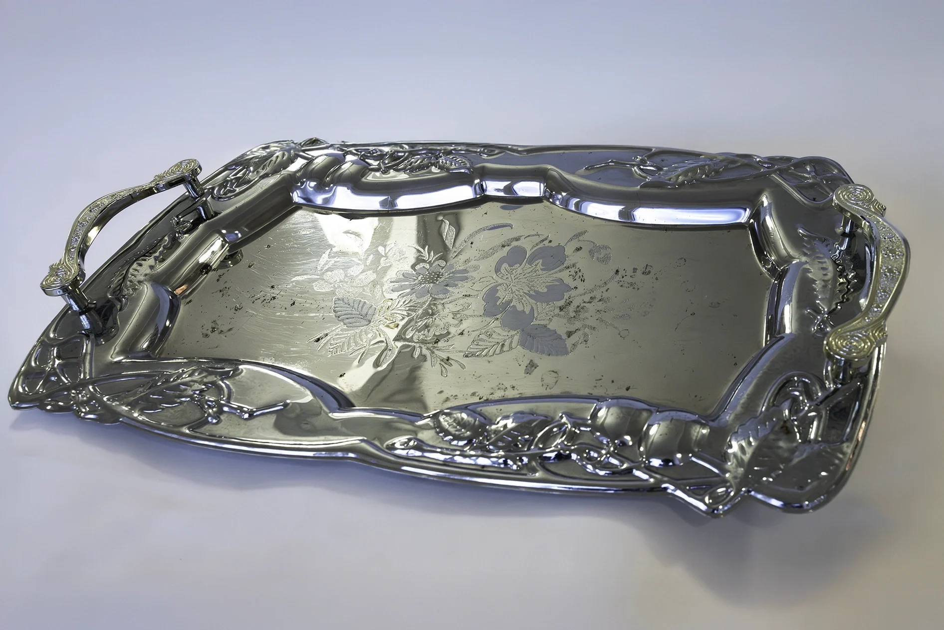 Koristeellinen metallinen tarjotin kahvoilla JuhlaToppilan astiavuokrauksessa.