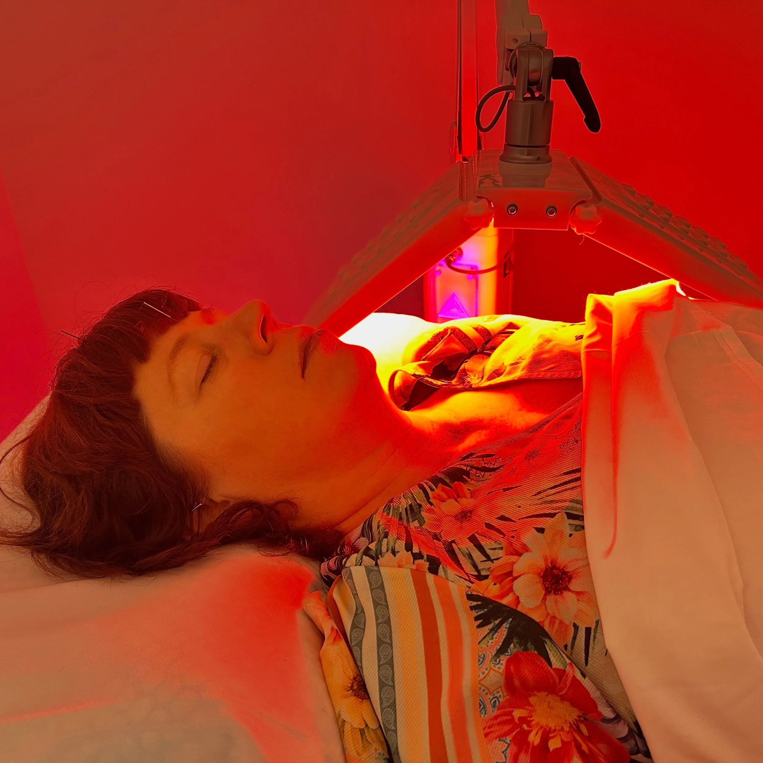 Just a perimenopause girl and her needles and red light therapy under the care of the best acupuncturist @beverlyhillsacupuncture IYKYK 😉 

(Not pictured: @we_natal protein powder plus collagen and vitamins delivery!)

Who else thinks we need to tal