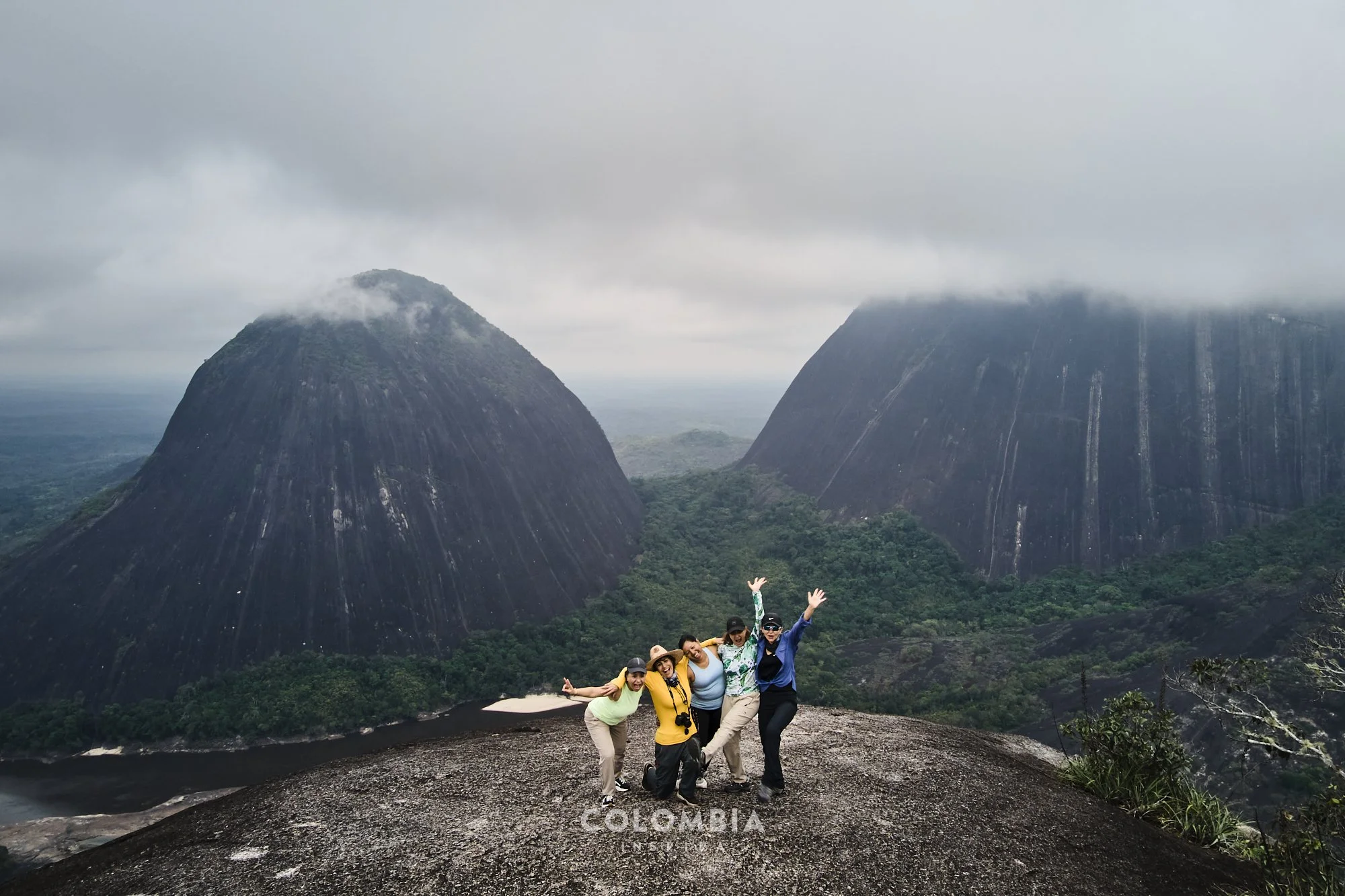 Viajeros en la cima de los Cerros Mavicure