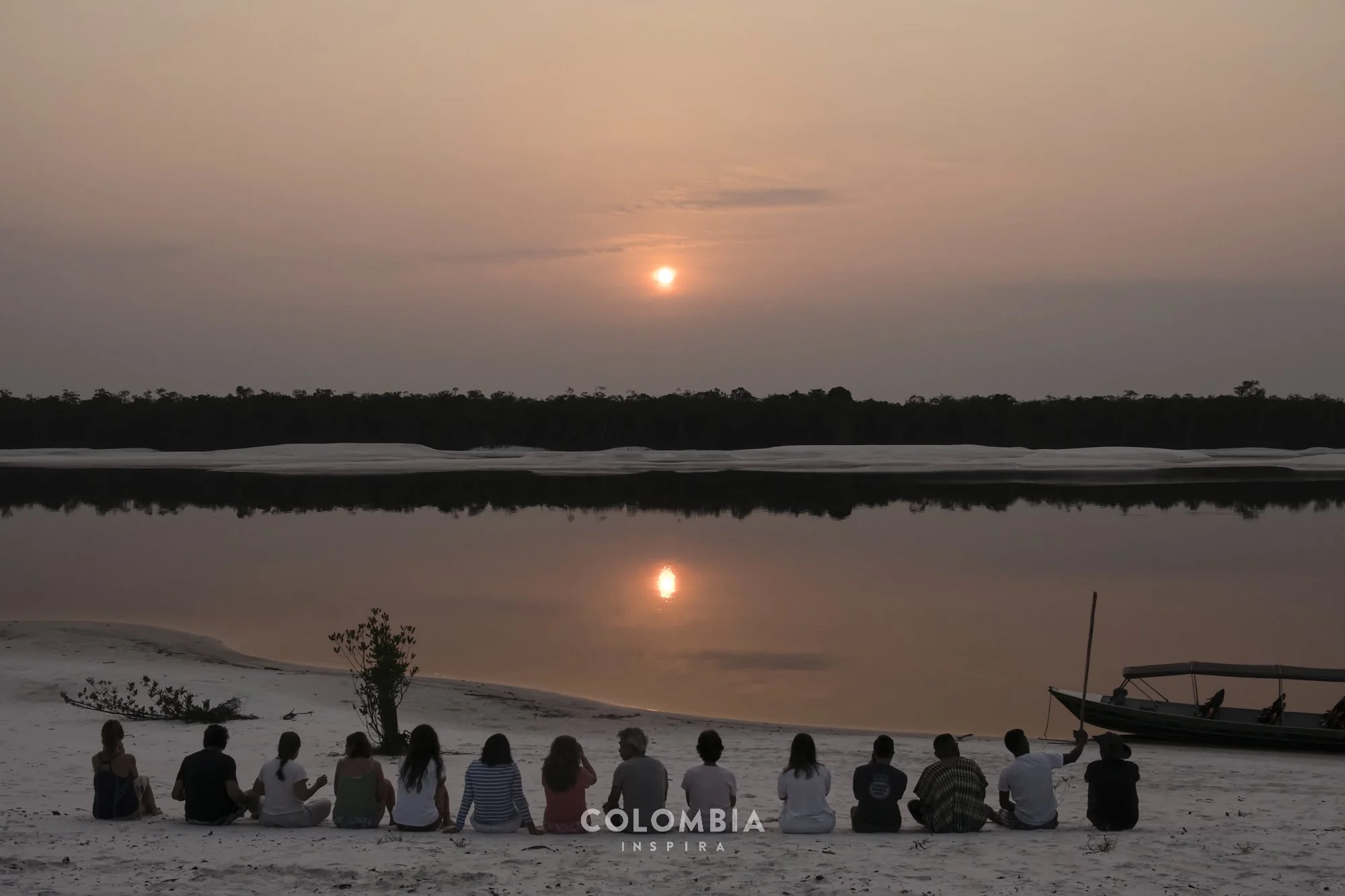 Viajeros contemplando el atardecer