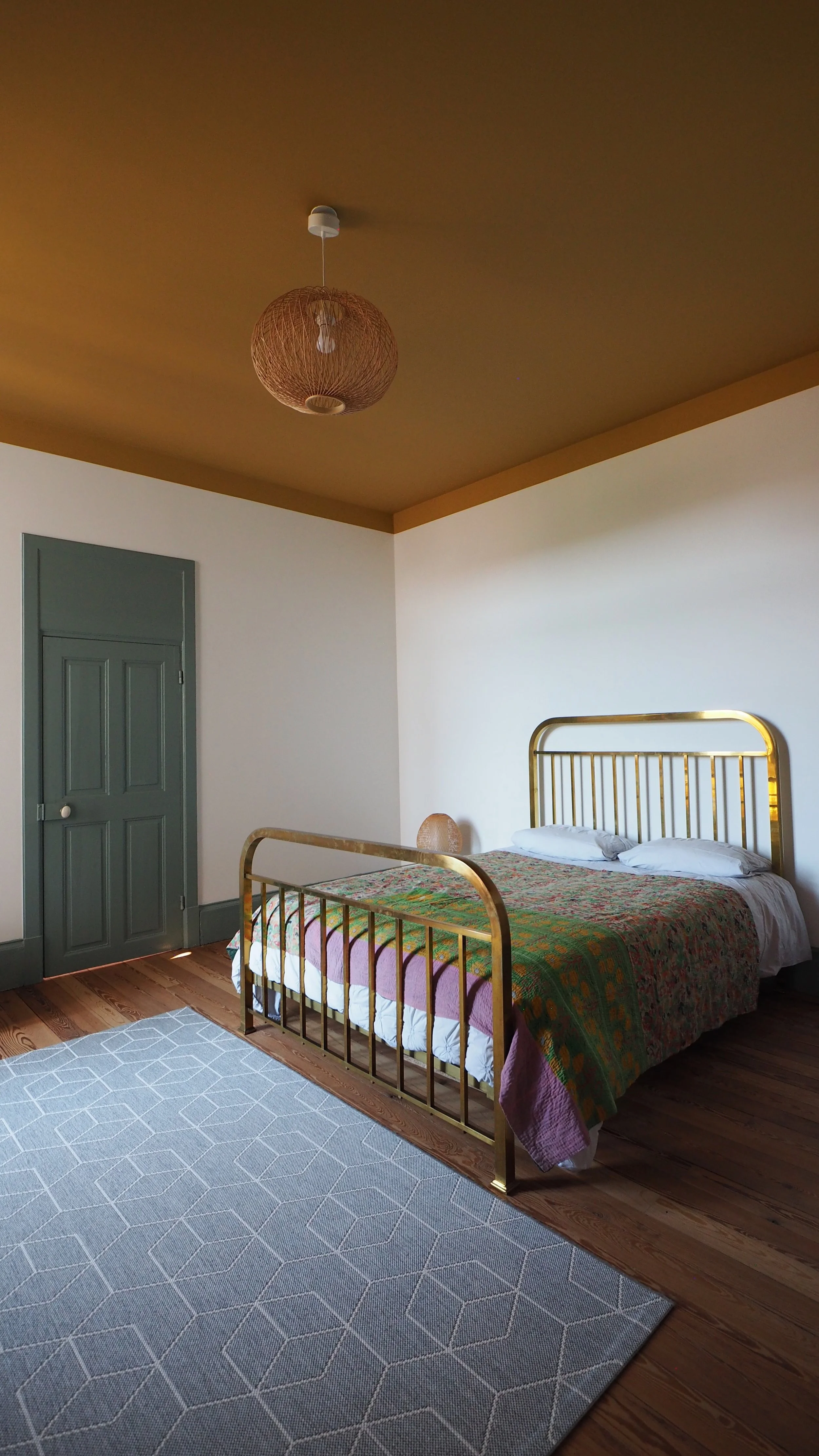 Chambre avec structuration du volume par la couleur