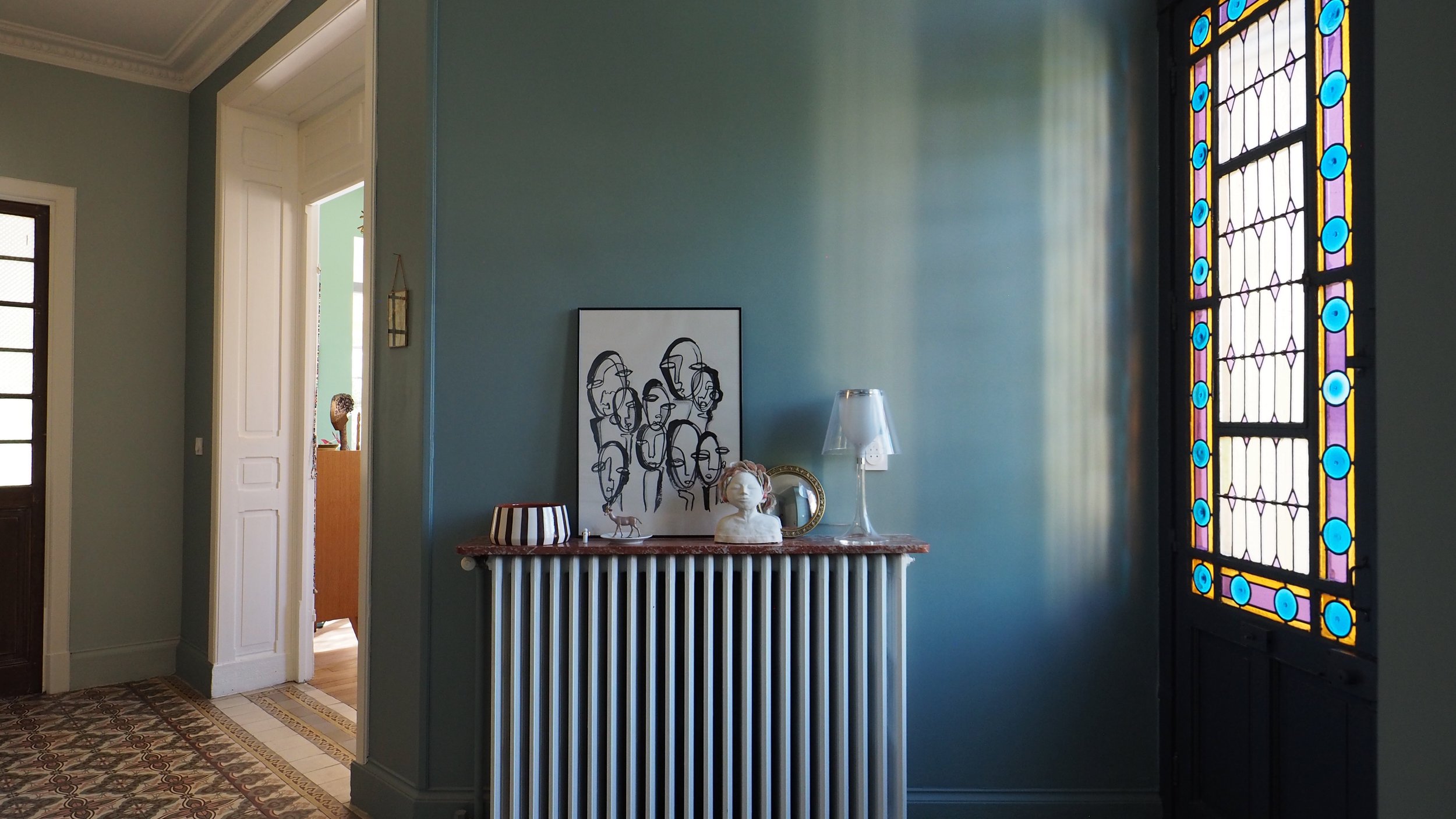 Hall d'entrée avec conservation des sols et des vitraux d'origine