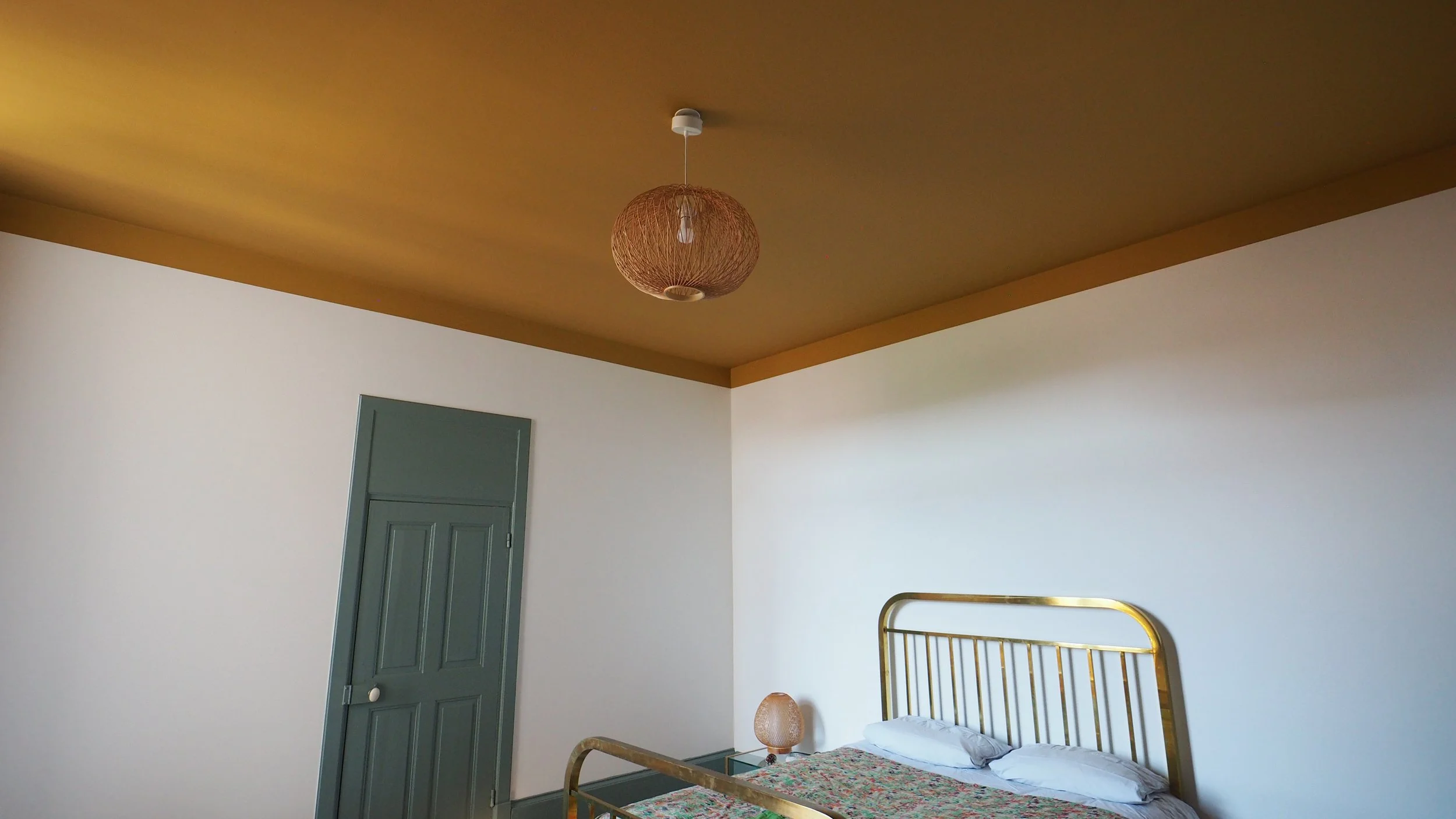 Chambre avec structuration du volume par la couleur