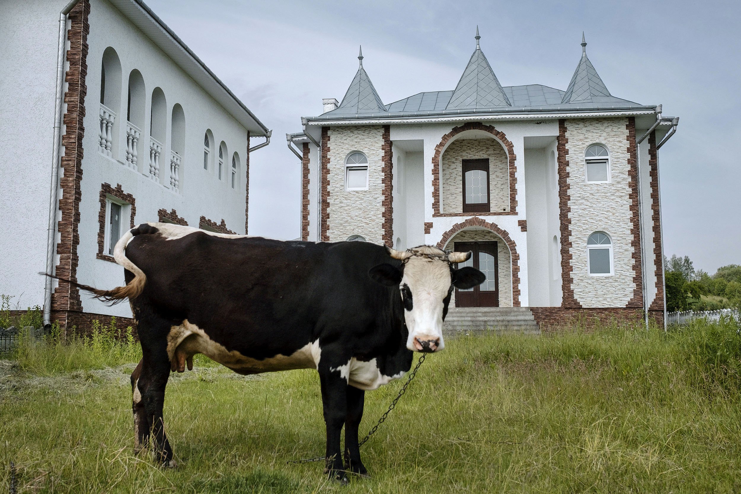 One of the many big new houses build by the money made in Western Europe, sthough most of them remain empty.
