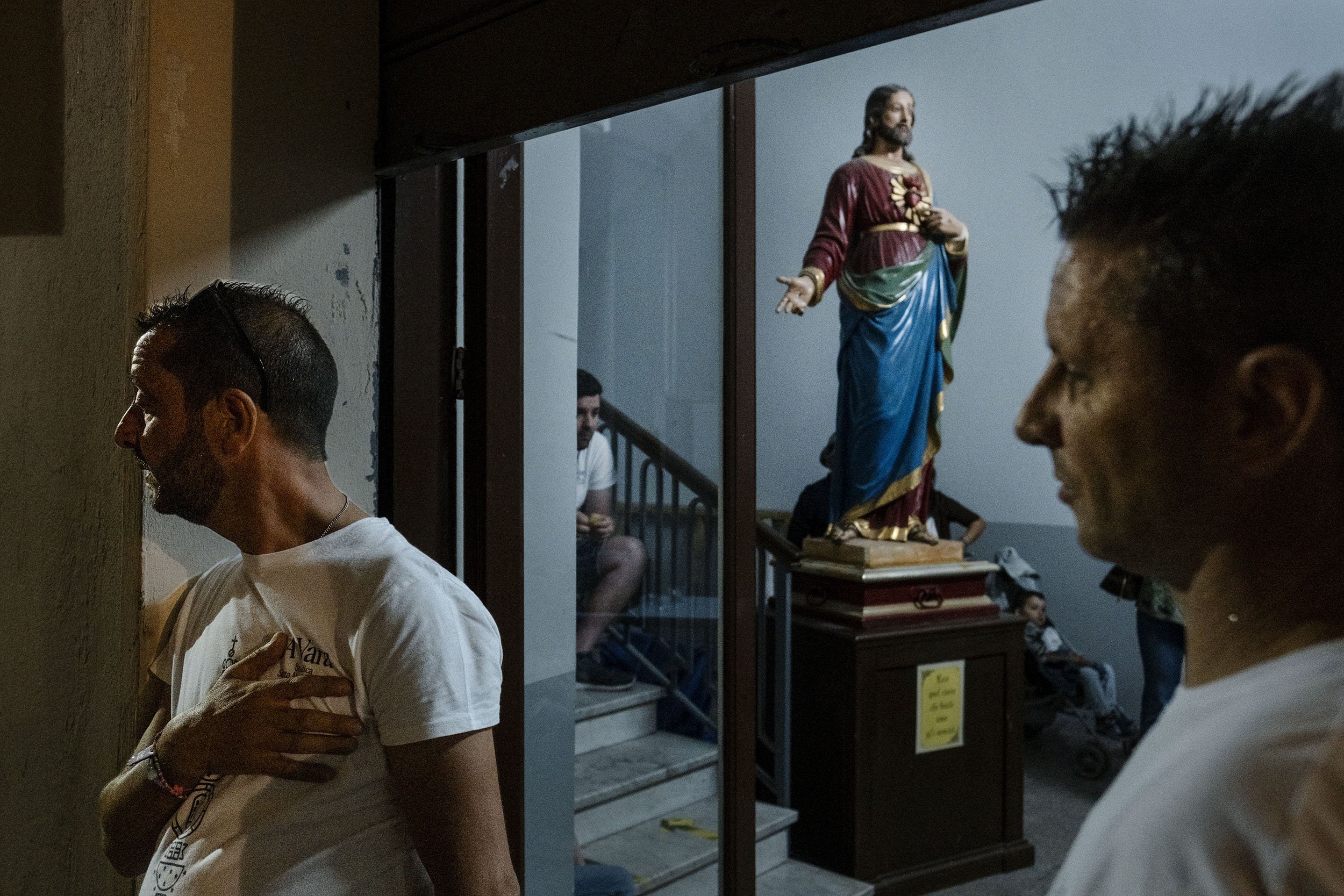 Parents wait for the return of their children from the Vara. The Vara is a towering, multi-layered triumphal chariot, staffed by children portraying angels, saints and the Virgin Mary. Randazzo, Sicily.