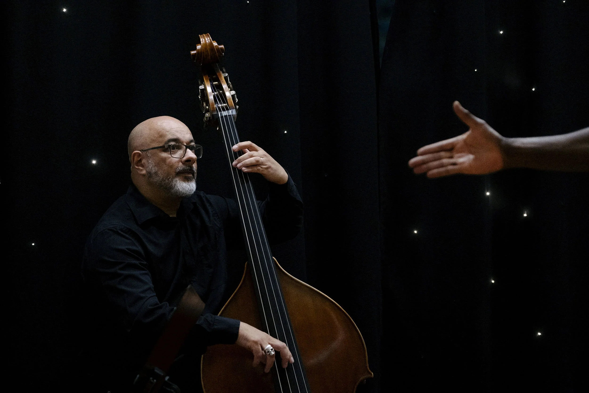 Roy Forbes introduces his bass player, Birmingham, England.