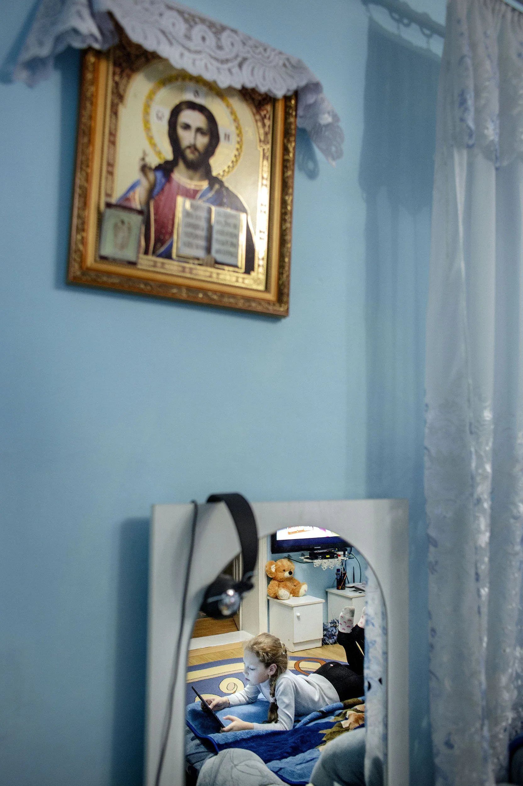 The daughter of Vania, who works now in the Netherlands is talking on Skype.