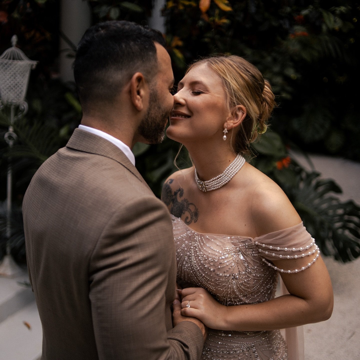 A moment for this beautiful wedding 

Location @historicpalmlodge 
Organization, decor &amp; flowers @house.of.romay 
Rentals @poshrentalsmiami 
Catering @dadecountyfoodgroup 
Photo @polina_vladi_