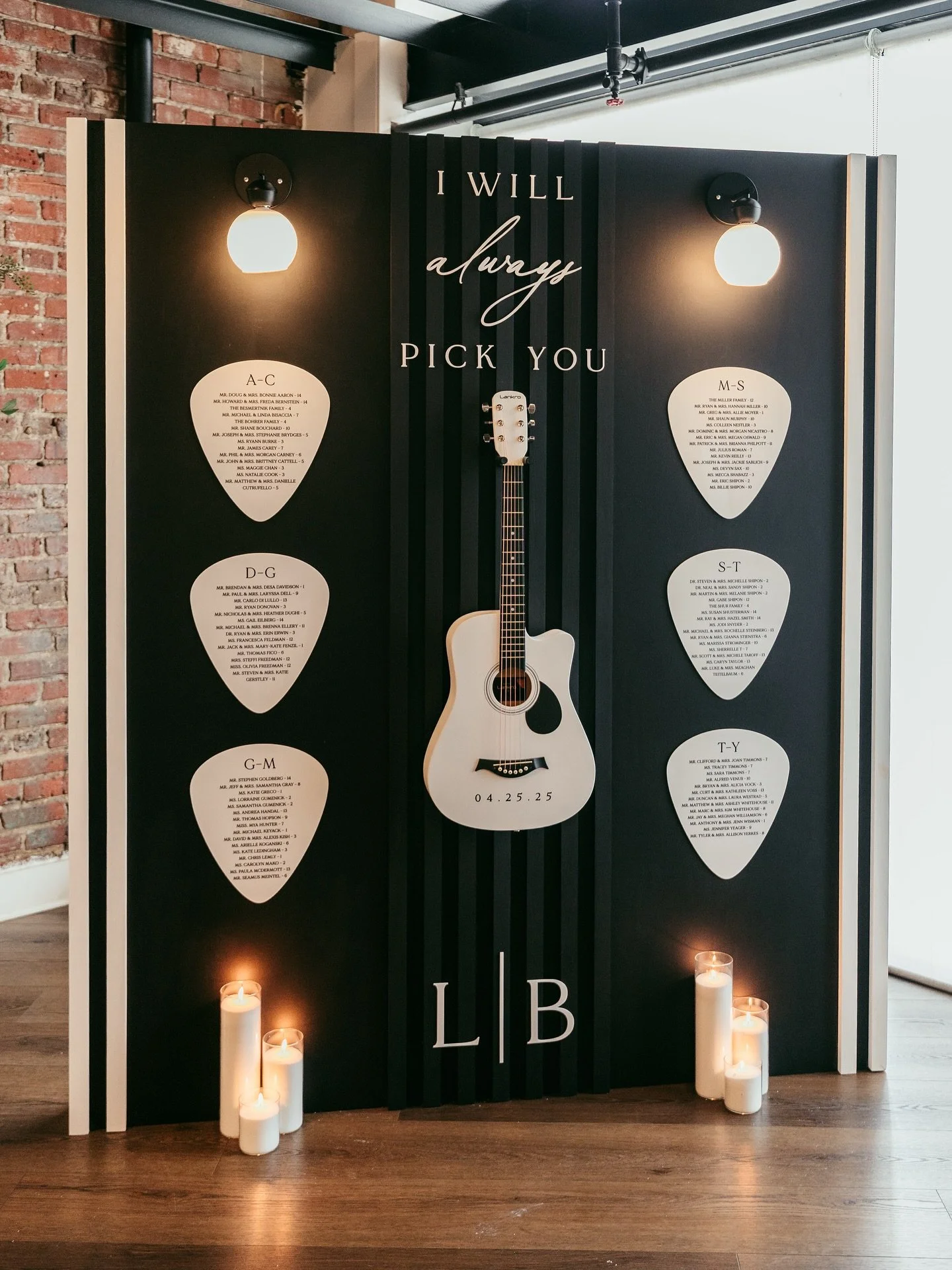 Forever in love with this seating chart. We took Lexi and Brian&rsquo;s shared love for live music and turned it into the perfect design moment. Since Brian plays guitar, we incorporated that personal touch to tie everything together beautifully.🖤🤍