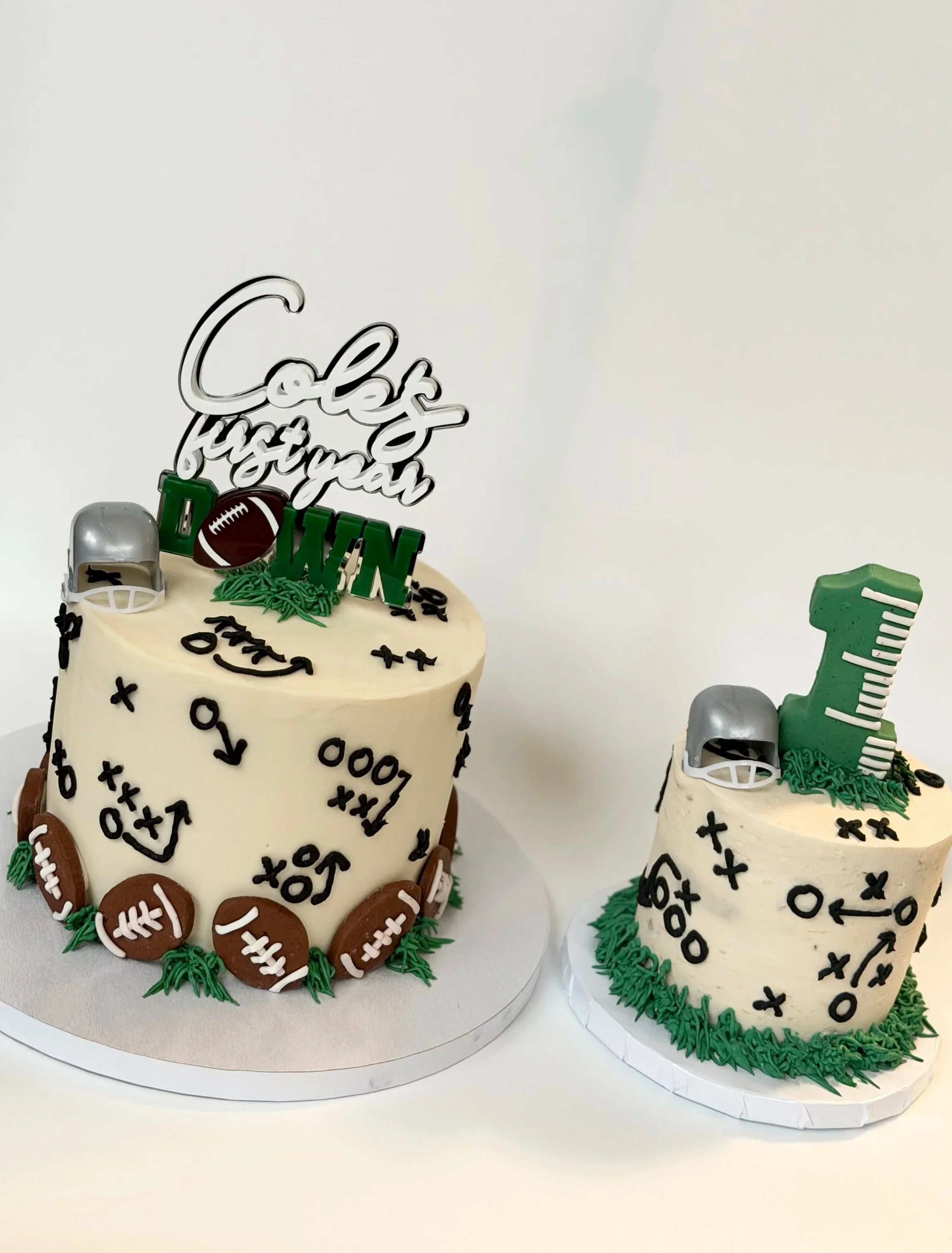 Funfetti cake with vanilla buttercream; Mini smash cake: banana cake with cream cheese frosting (all sugar-free)