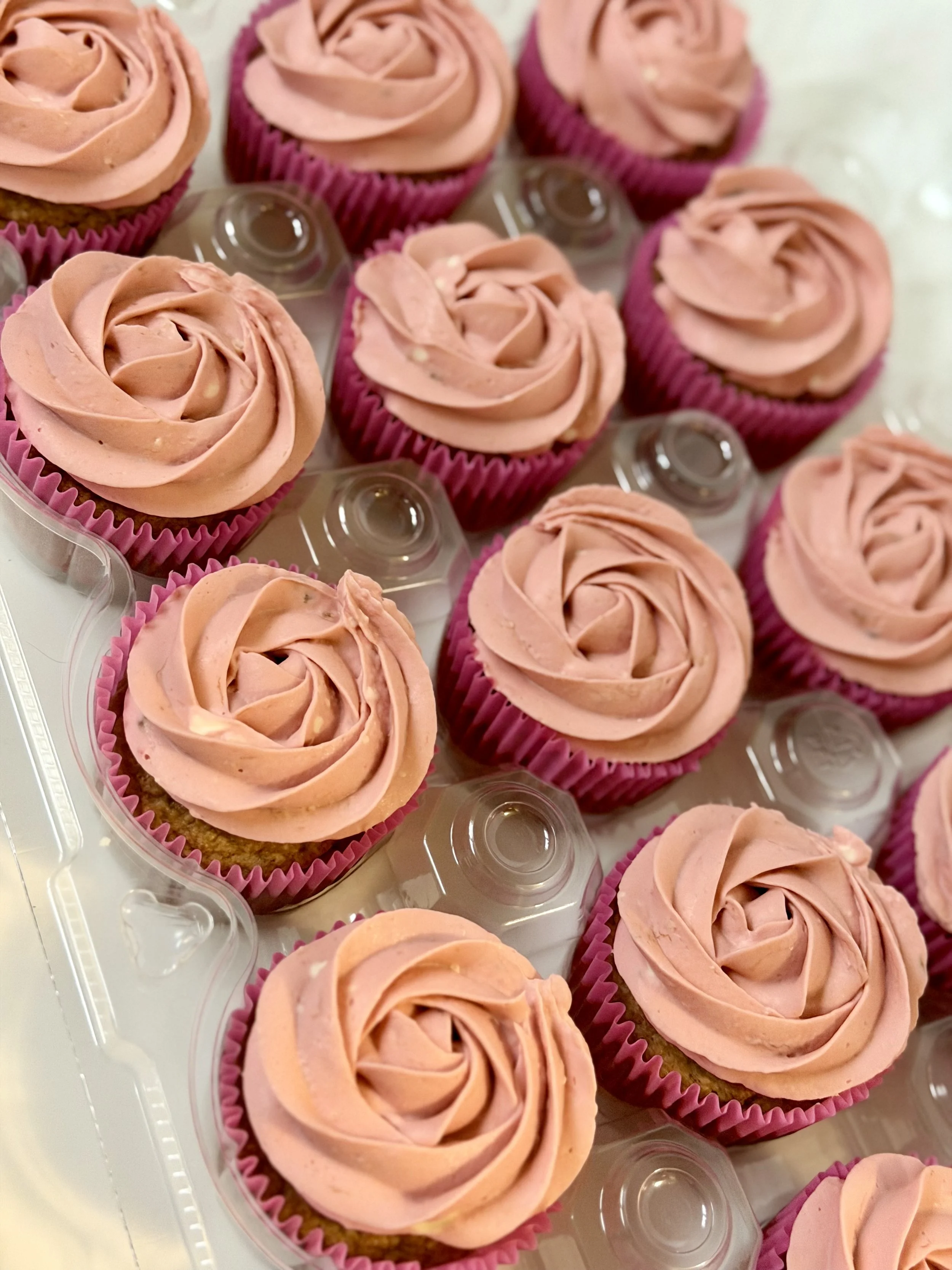 Baby-friendly cupcakes: banana cake with cream cheese frosting (all sugar-free)