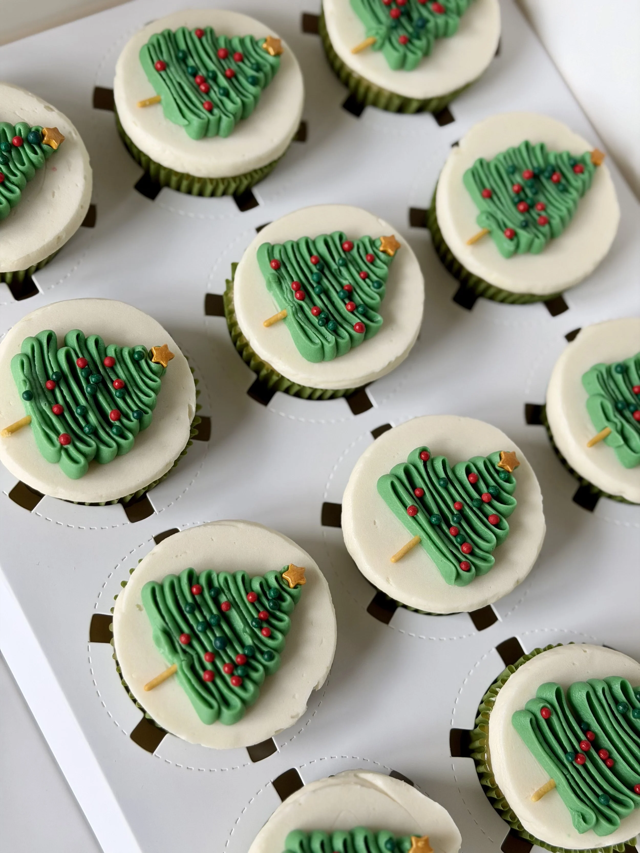 Vanilla cupcakes with lemon curd filling and vanilla buttercream