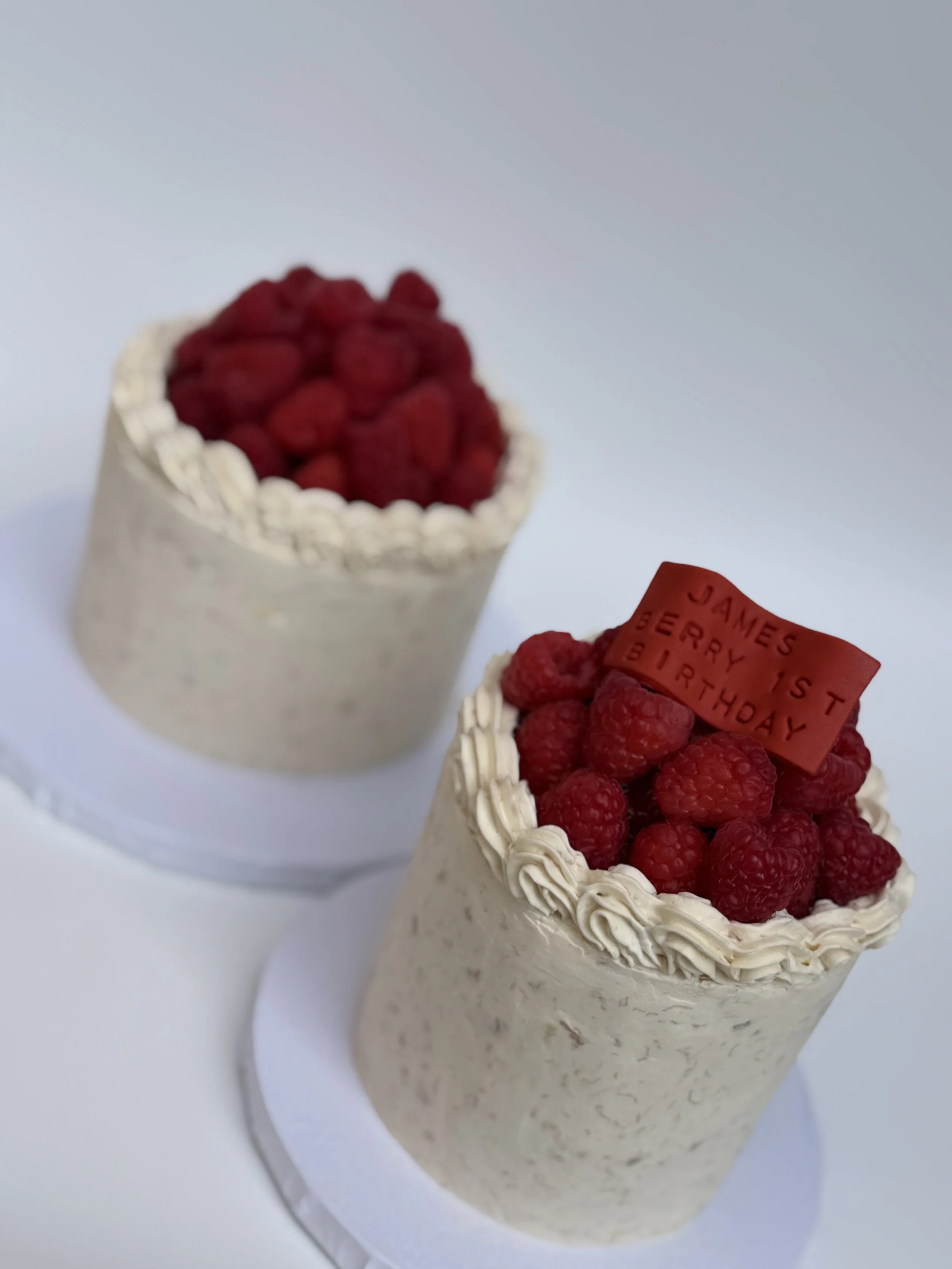 Set of mini smash cakes (4" and 5"): banana cake with cream cheese frosting (all sugar-free)