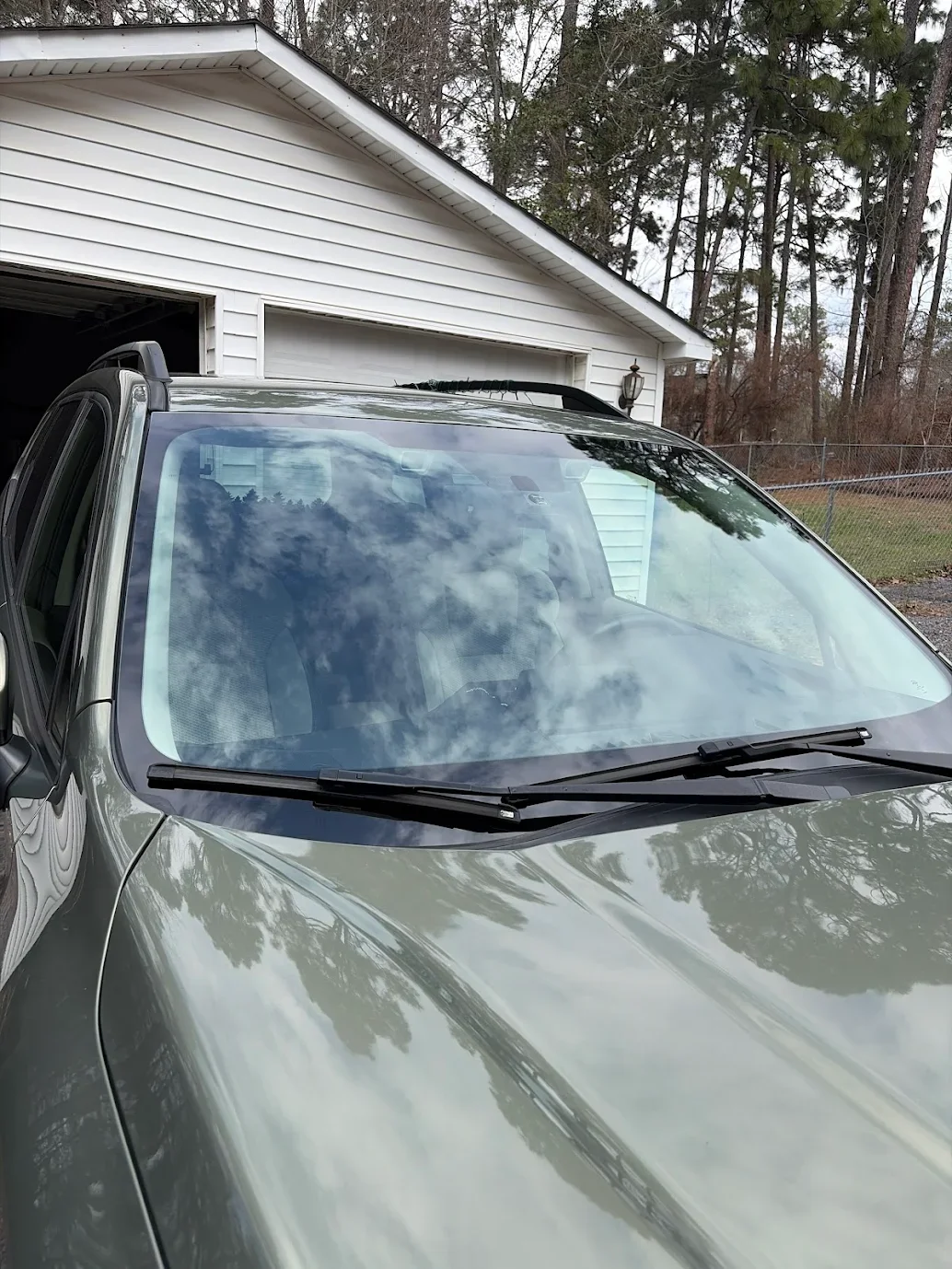 Mobile auto glass service in Columbia SC replacing windshield