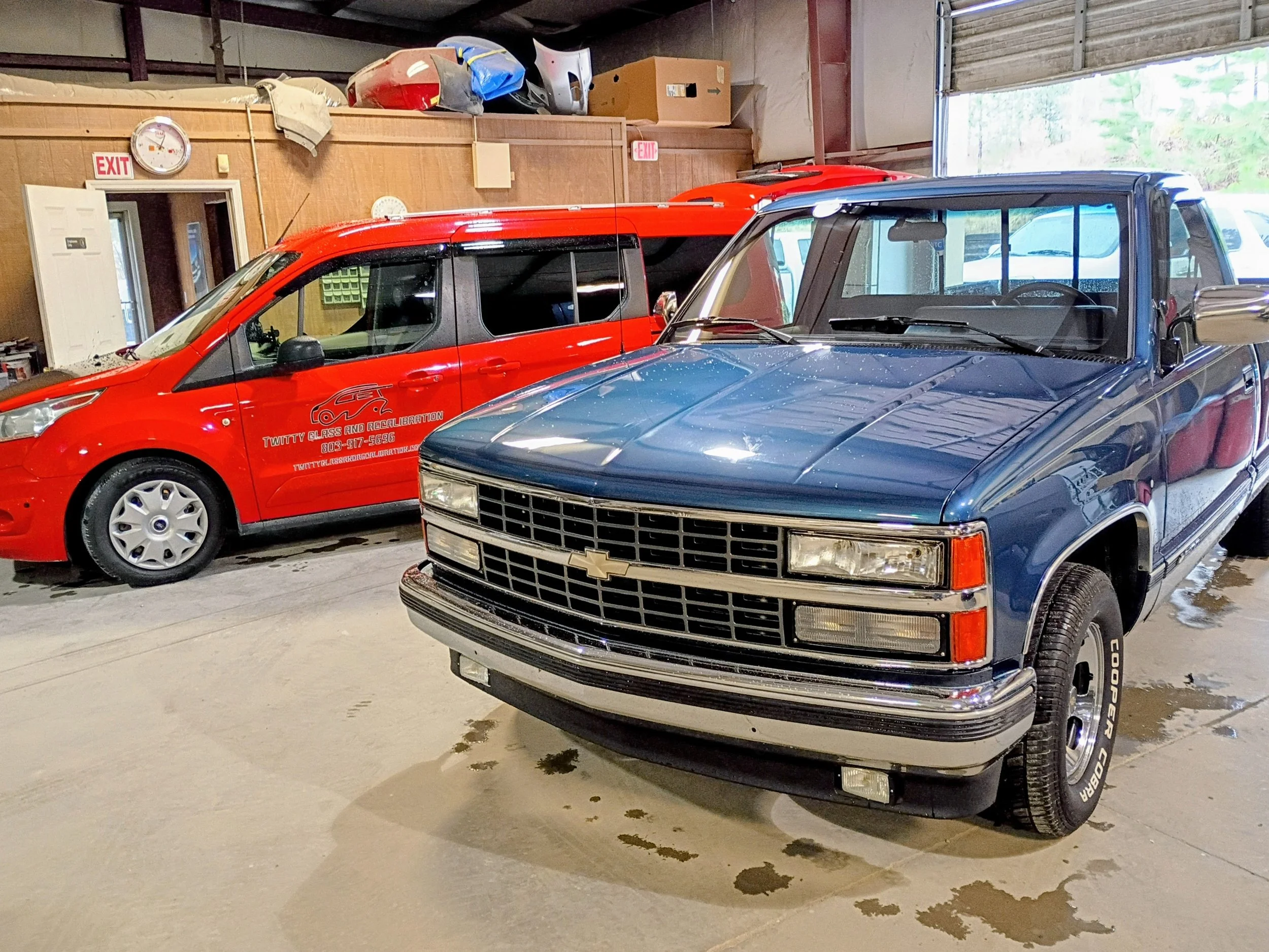 Mobile auto glass service in Columbia SC replacing windshield