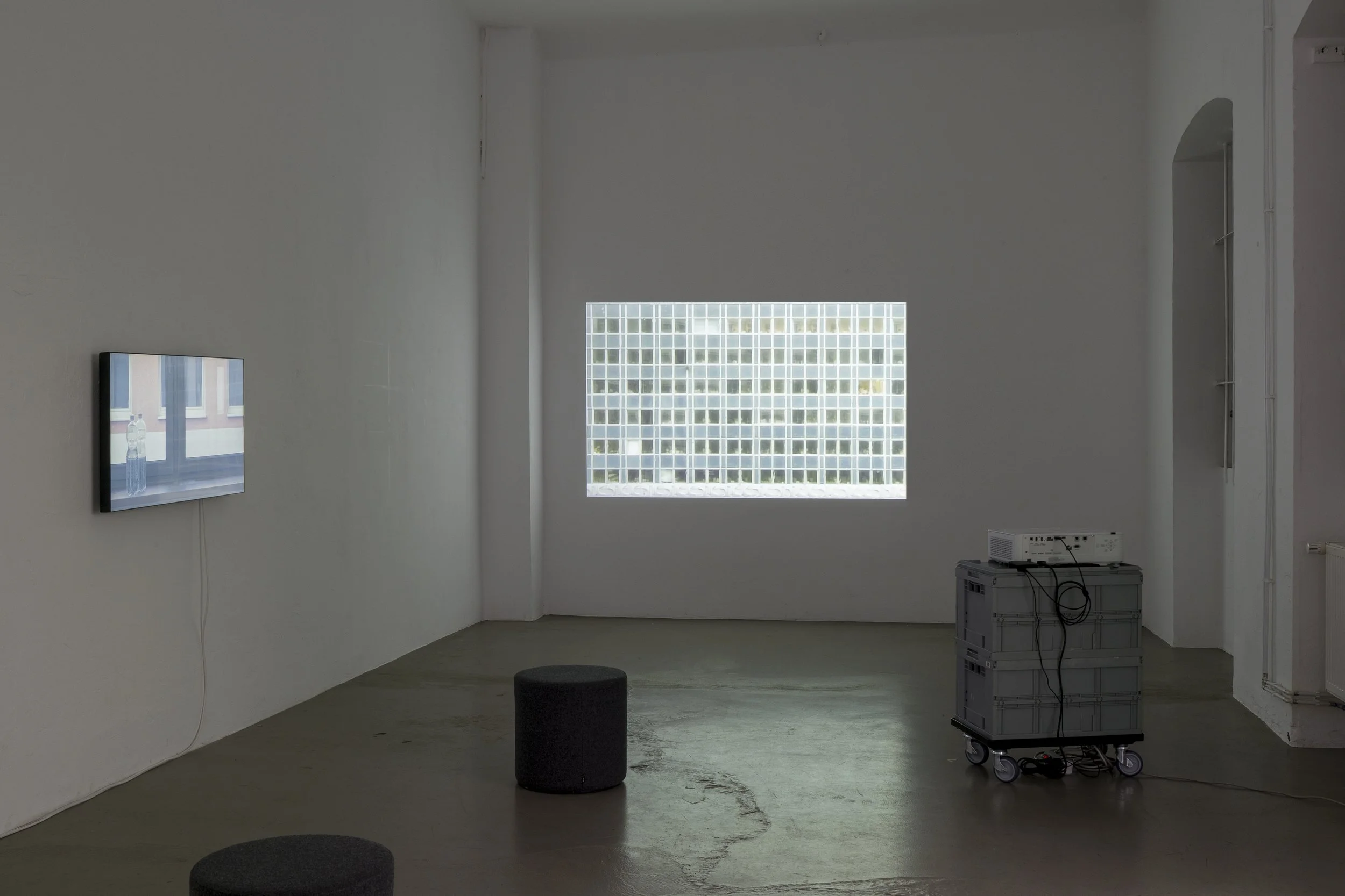 2026_H8H_01_MWolf_VIDEO_Projektion-Regen--Monitor-Fenster2Fl_30x20cm.jpg