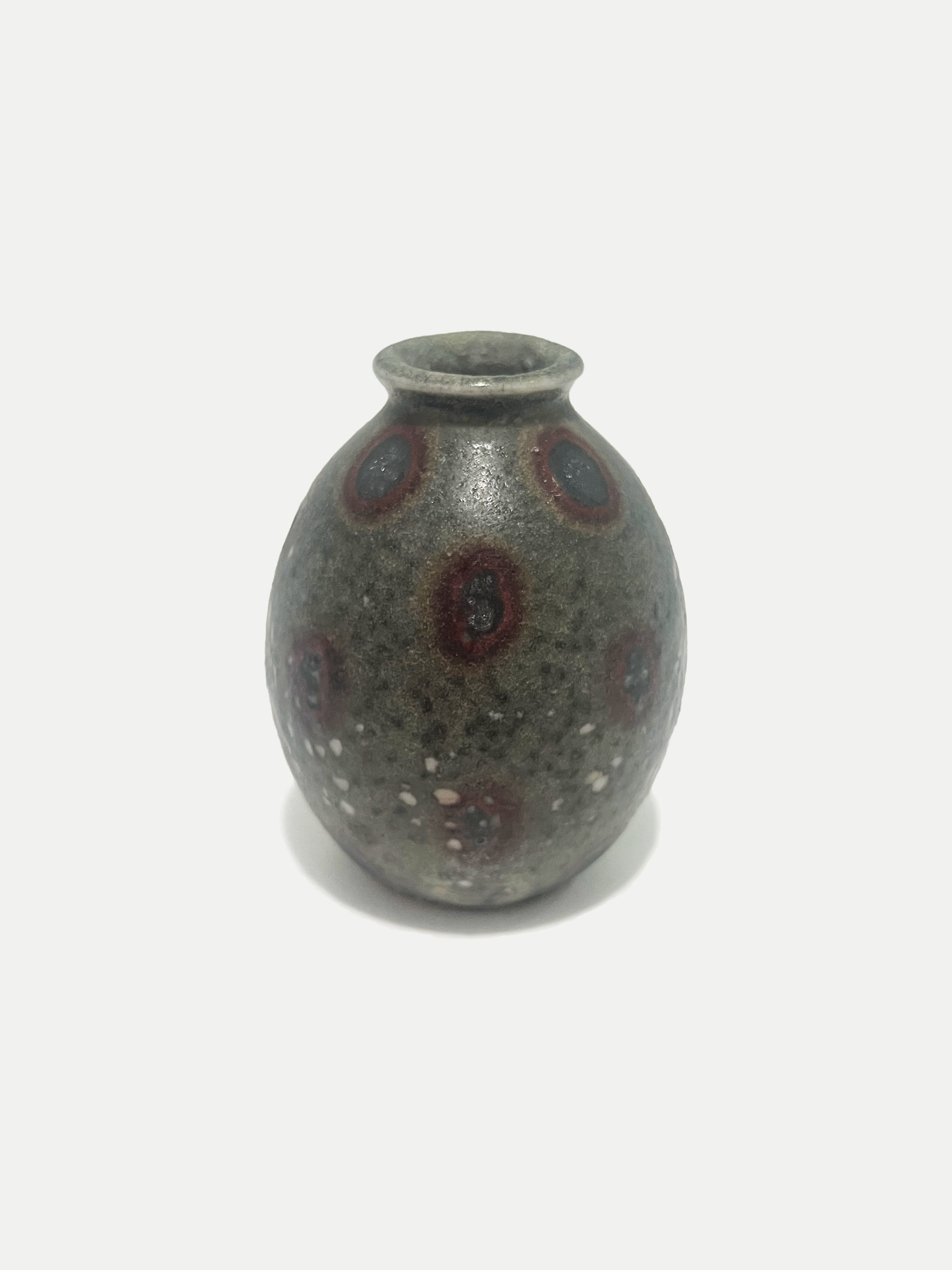 2025

shino and polka-dot copper wash porcelain vase 
manual reduction

2 x 3