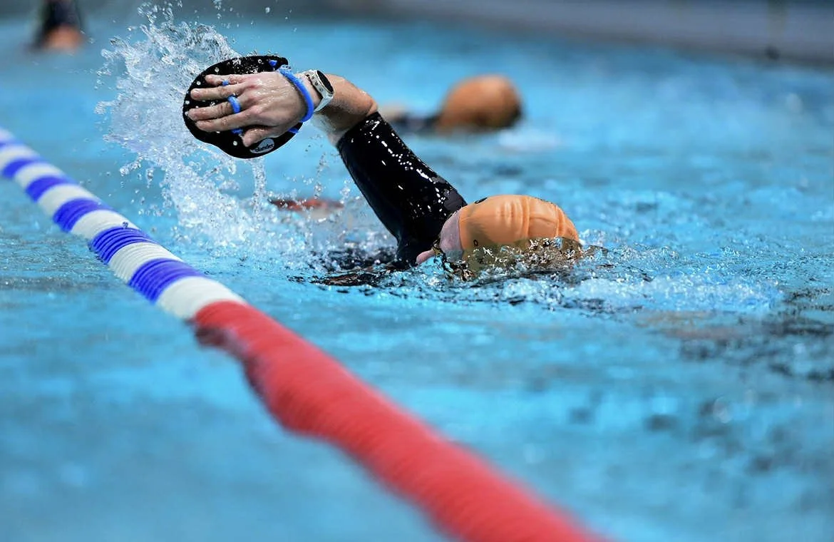 Simträning med teknikfokus för crawl