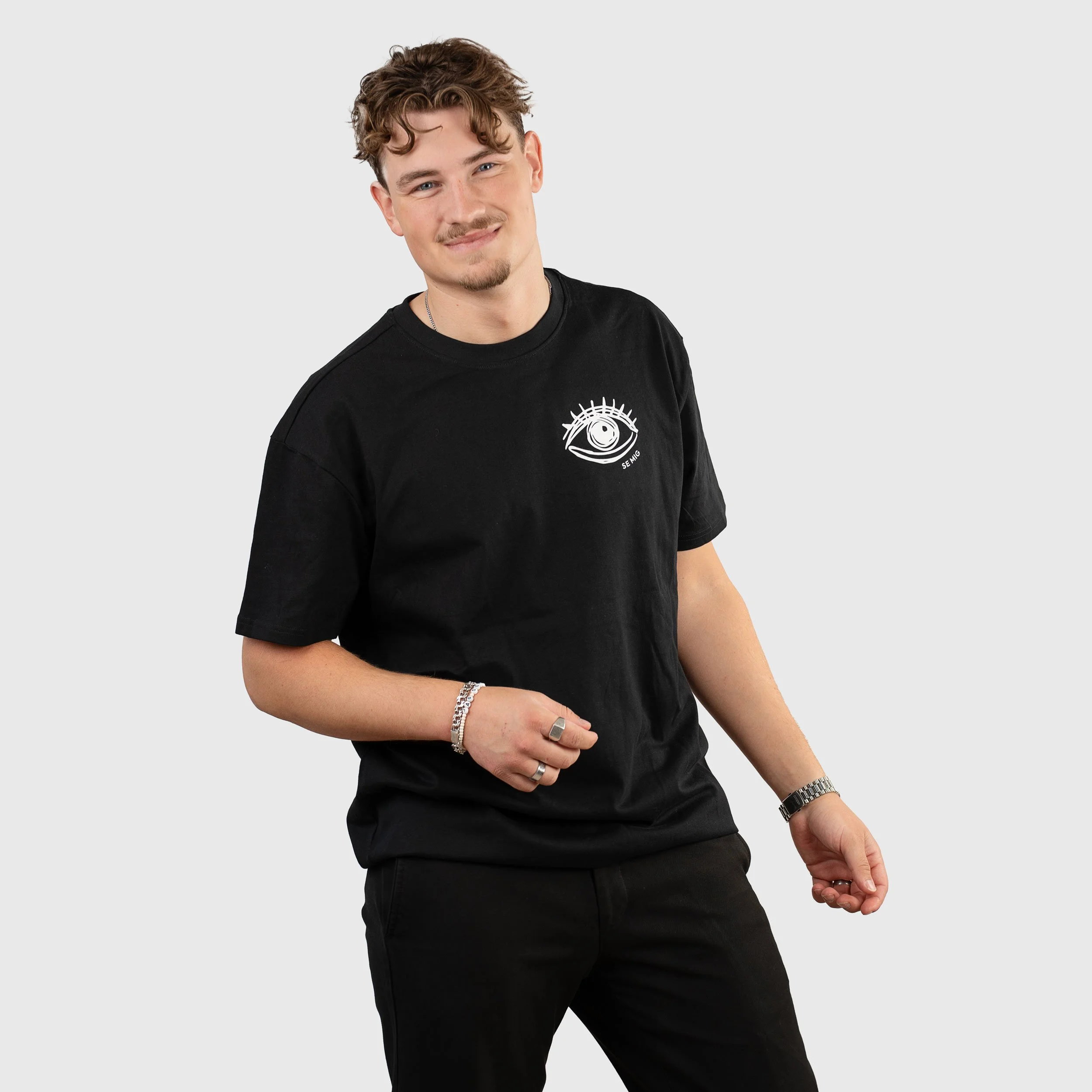 Tröja_Svart_Framsida_1_1x1.jpg