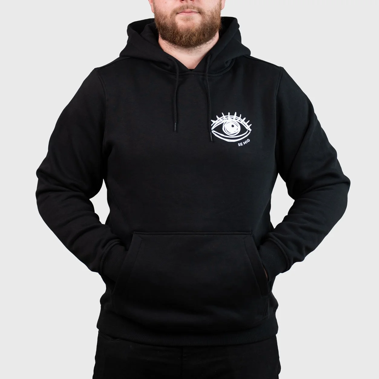 Man i svart hoodie med känguruficka, framifrån
