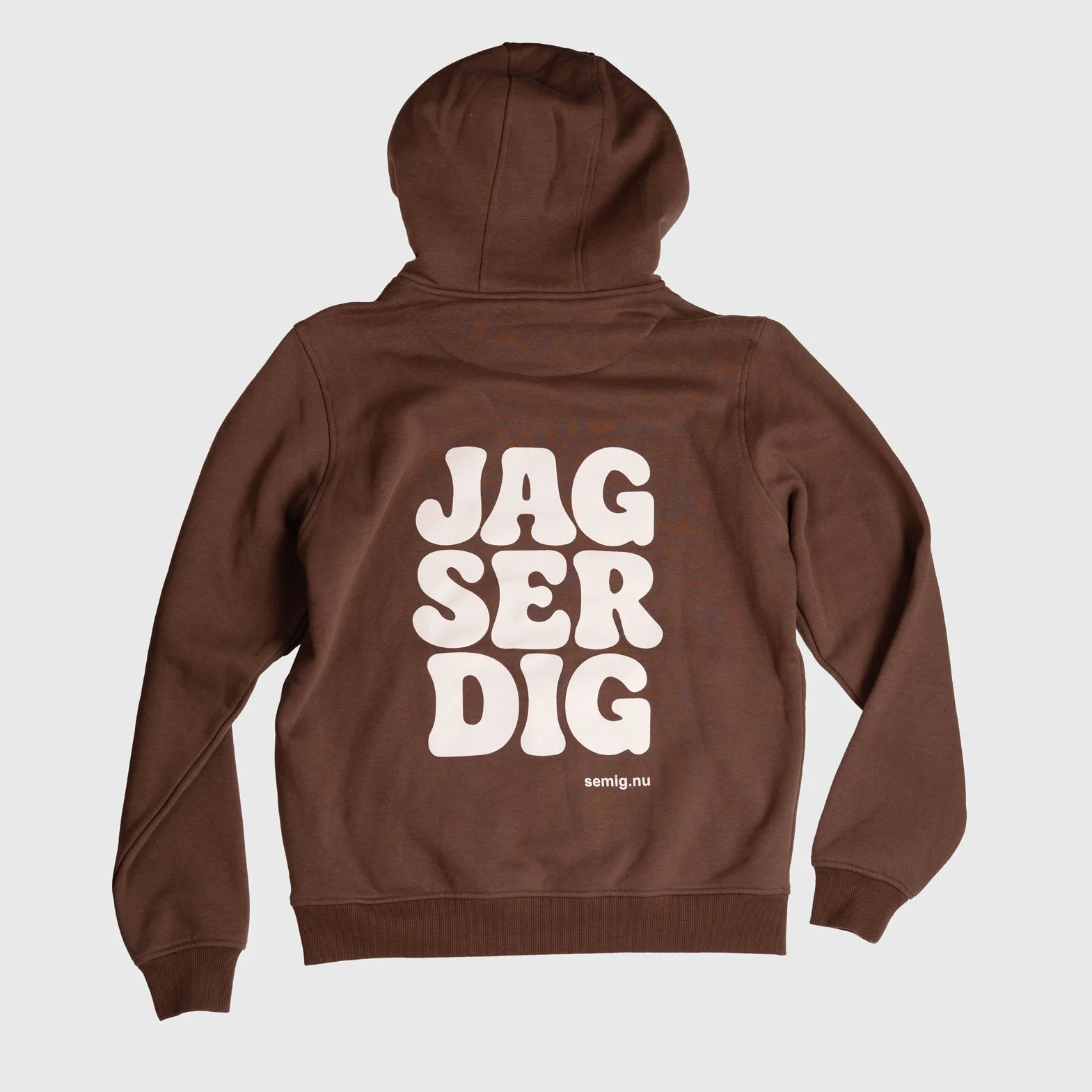 Brun hoodie bakifrån med tryck ”Jag ser dig”