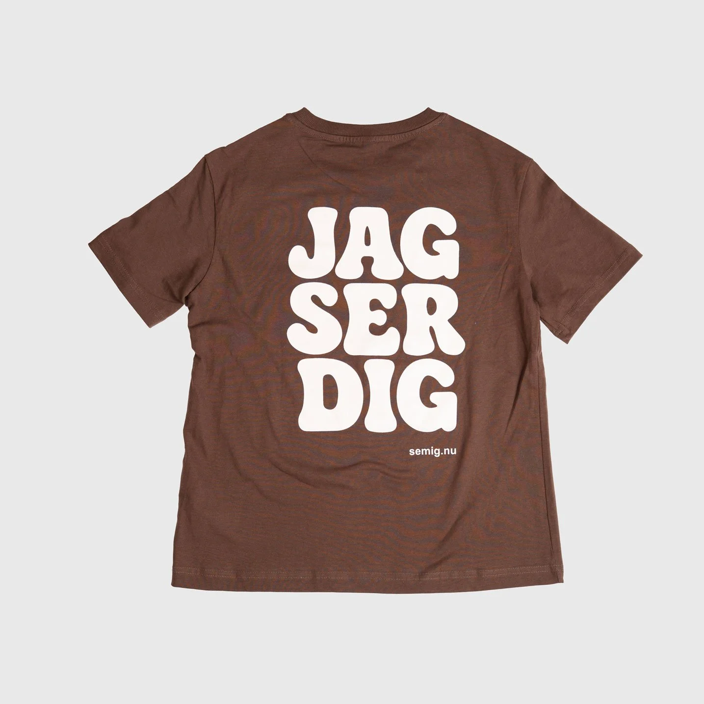 Brun oversize t-shirt i tjejmodell bakifrån med tryck ”Jag ser dig”