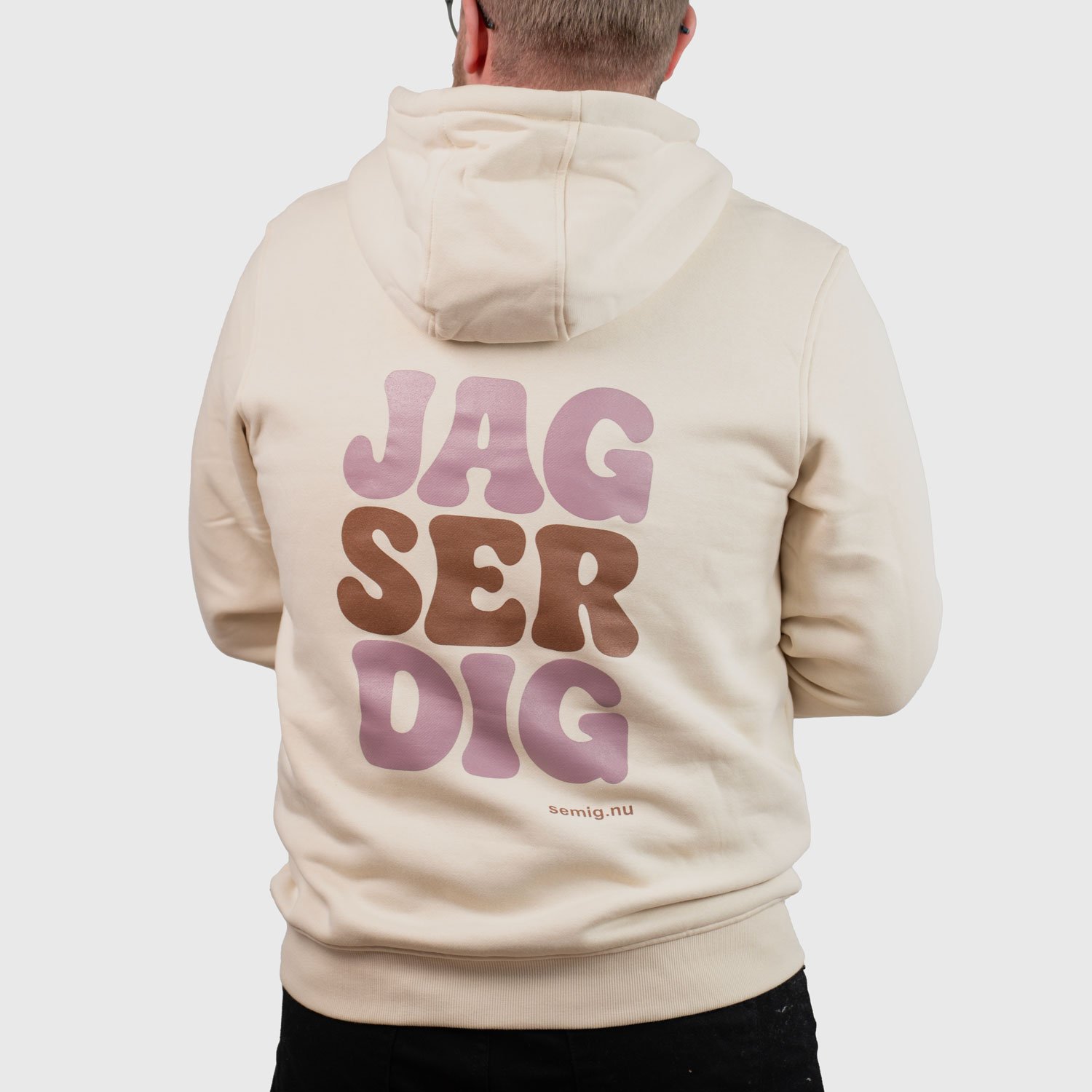 Man i sandfärgad hoodie bakifrån med trycket ”Jag ser dig”