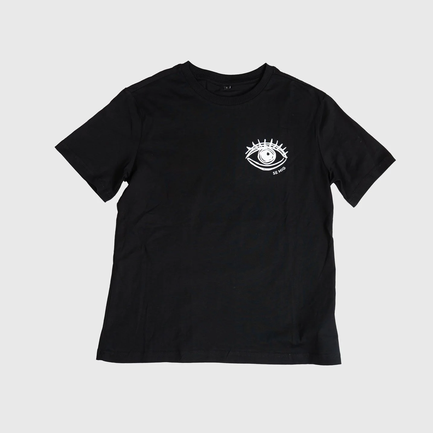 Svart oversize t-shirt i tjejmodell framifrån med liten ögonlogga