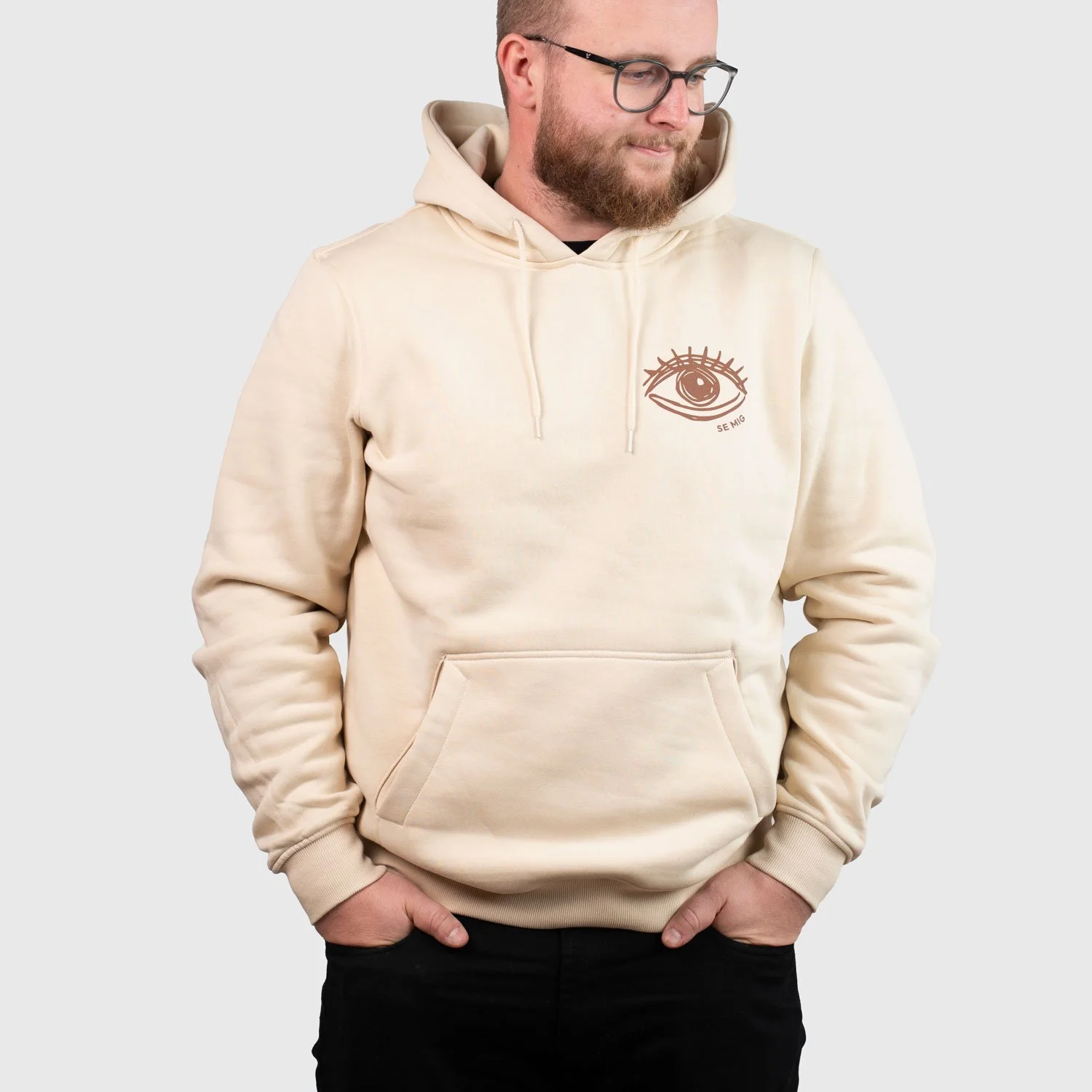 Man med glasögon i sandfärgad hoodie, framifrån