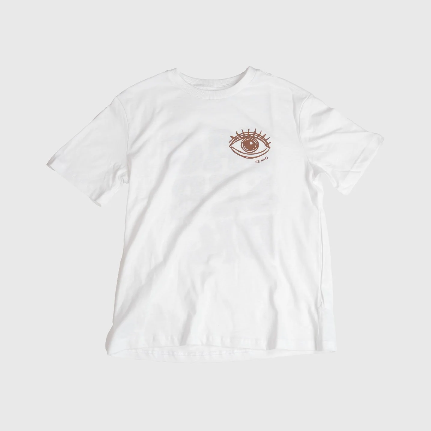 Vit oversize t-shirt i tjejmodell framifrån med liten ögonlogga