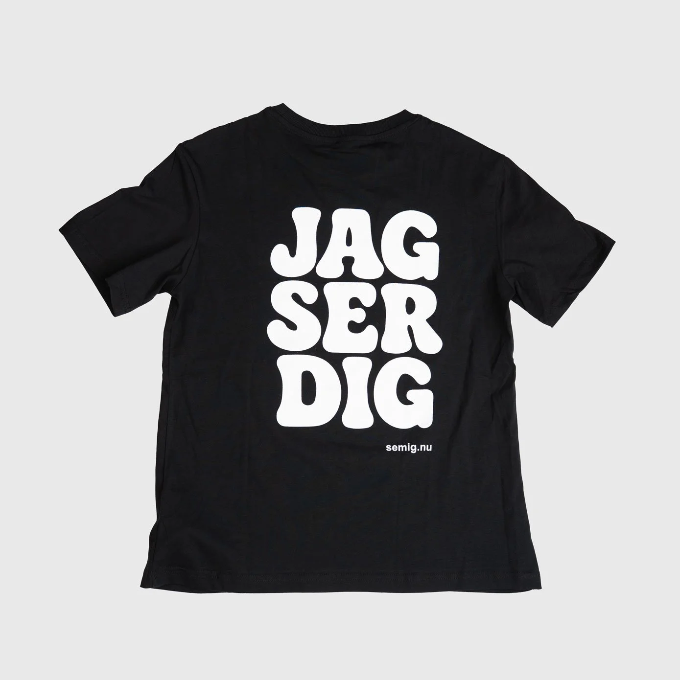 Svart oversize t-shirt i tjejmodell bakifrån med tryck ”Jag ser dig”
