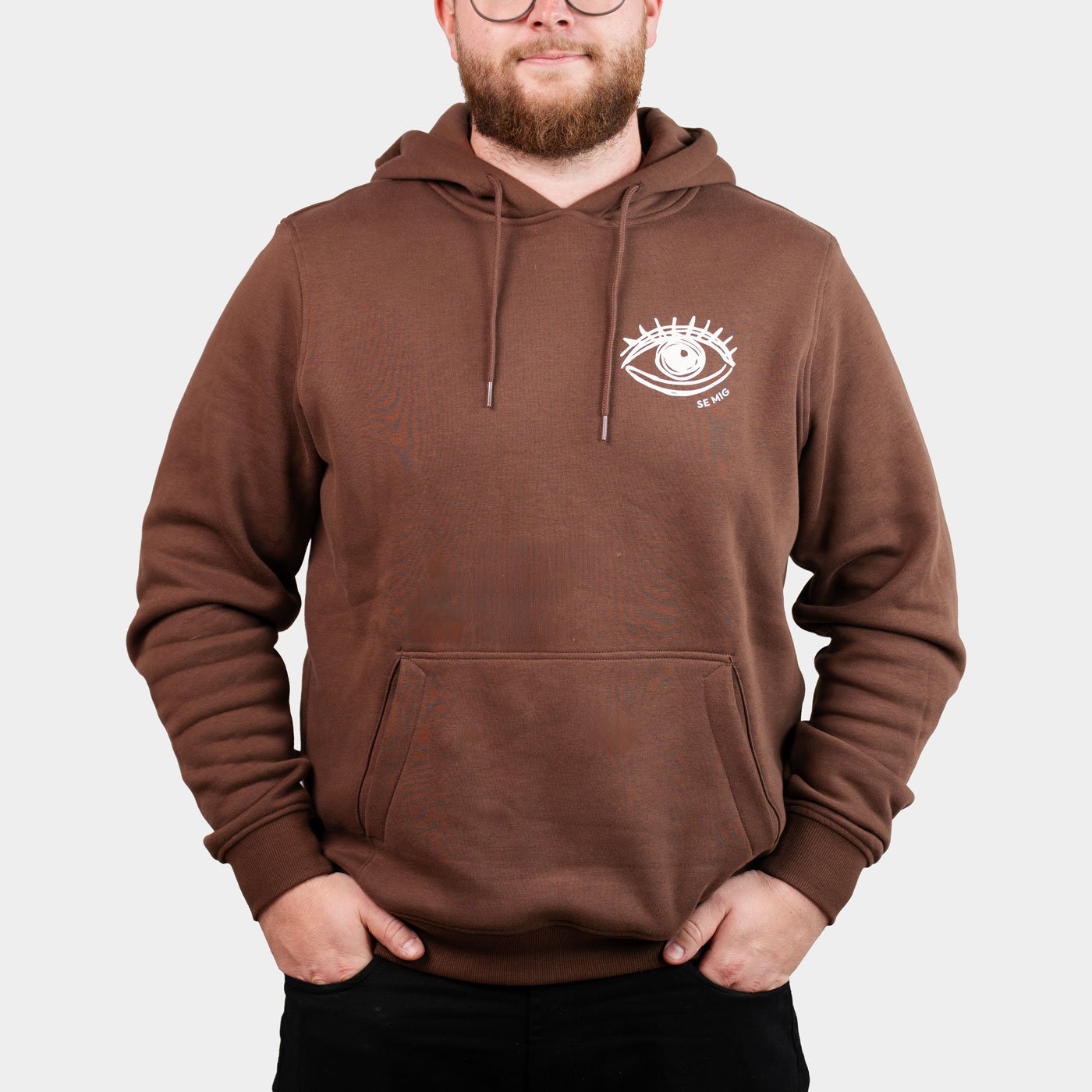 Man i brun hoodie med känguruficka, framifrån