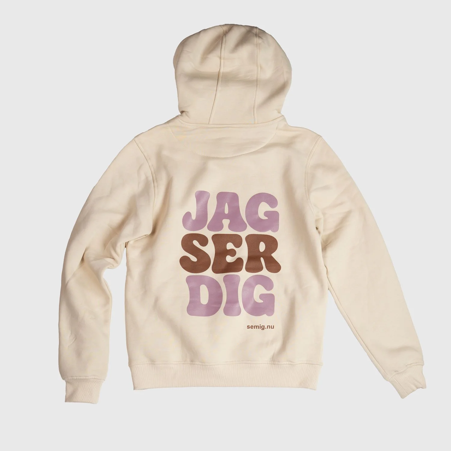 Sandfärgad hoodie bakifrån med tryck ”Jag ser dig” i rosa och brunt