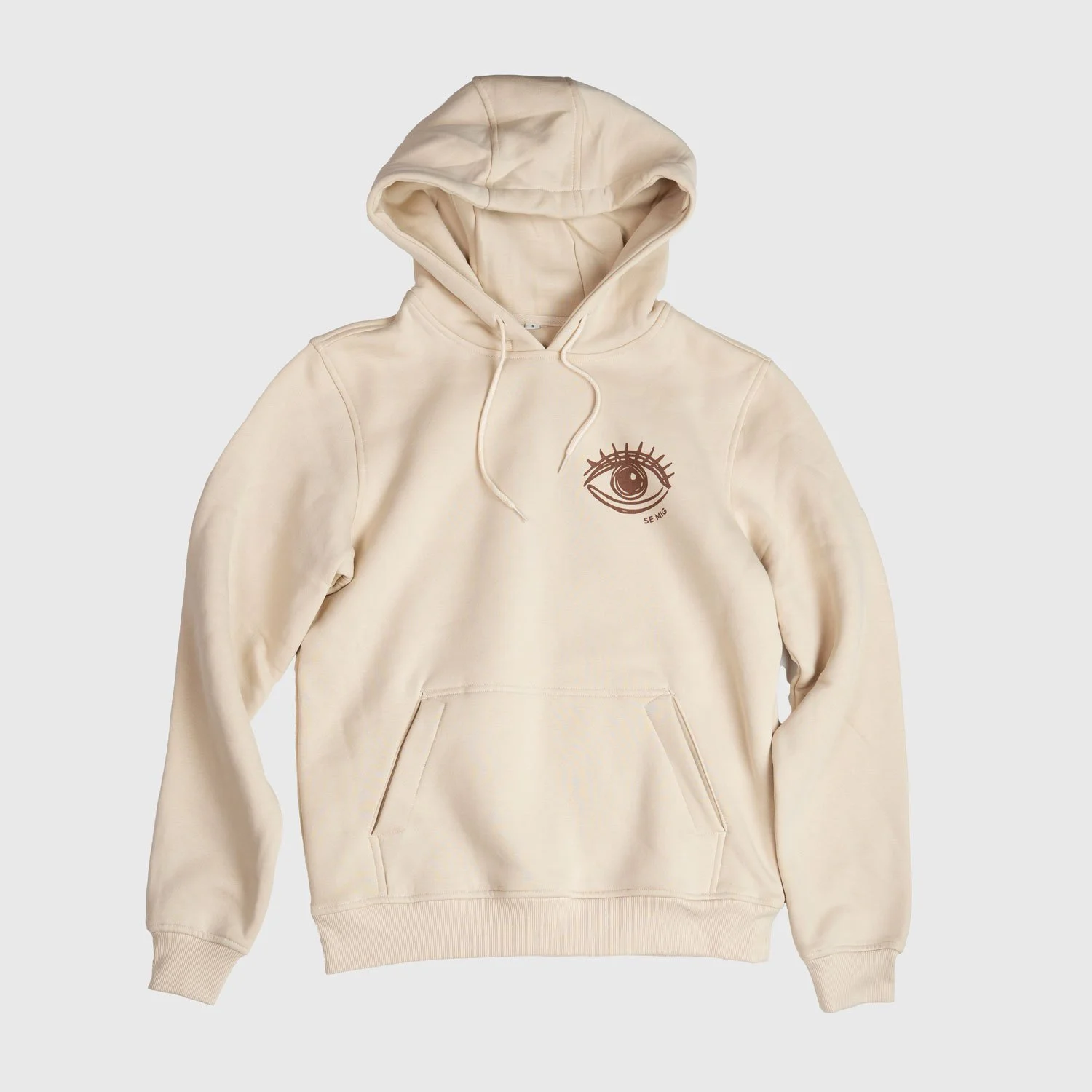 Sandfärgad hoodie framifrån med känguruficka och ögonlogga