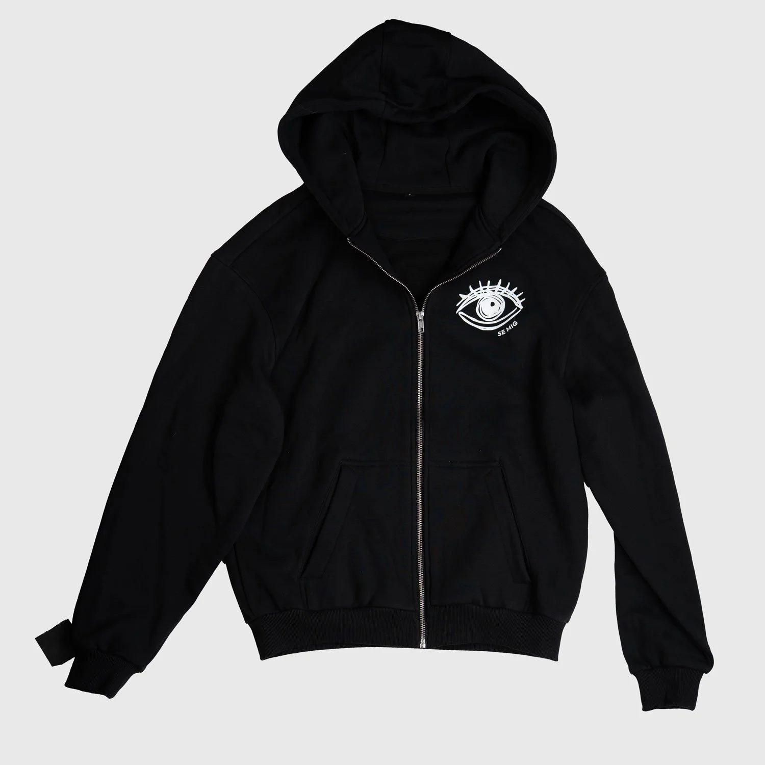 Svart zip-hoodie framifrån med hel dragkedja och ögonlogga