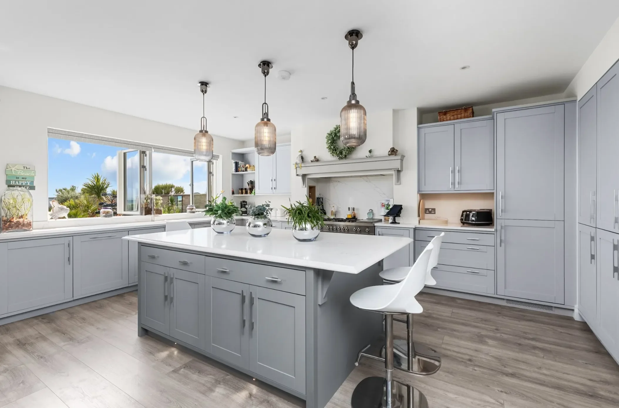 A Contemporary Coastal Kitchen with Bespoke Entertaining Features