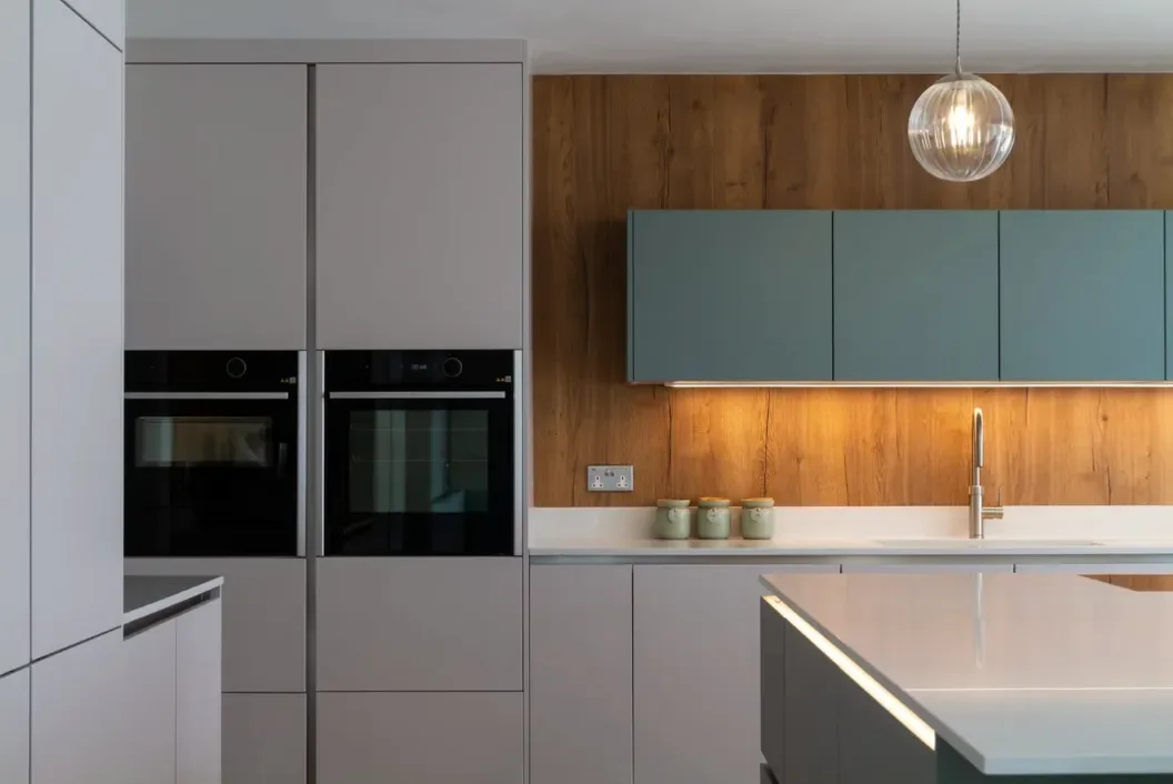 A Refined Handleless Kitchen Designed for Everyday Luxury