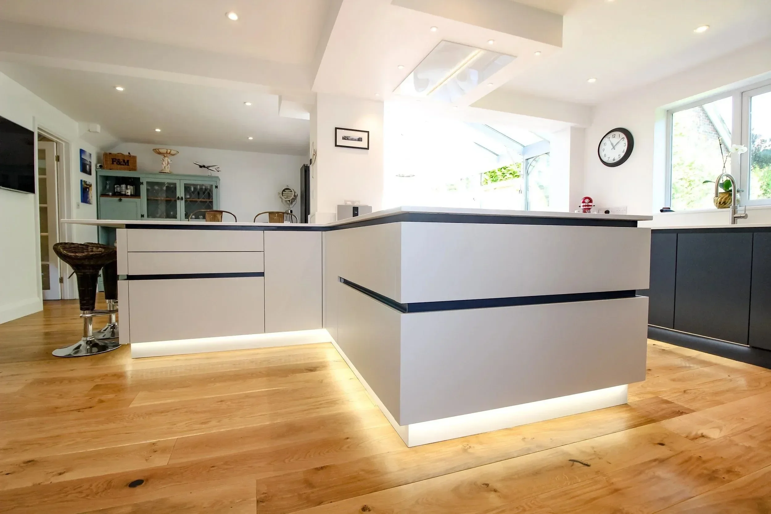 A Bold Open-Plan Kitchen Designed for Modern Family Living