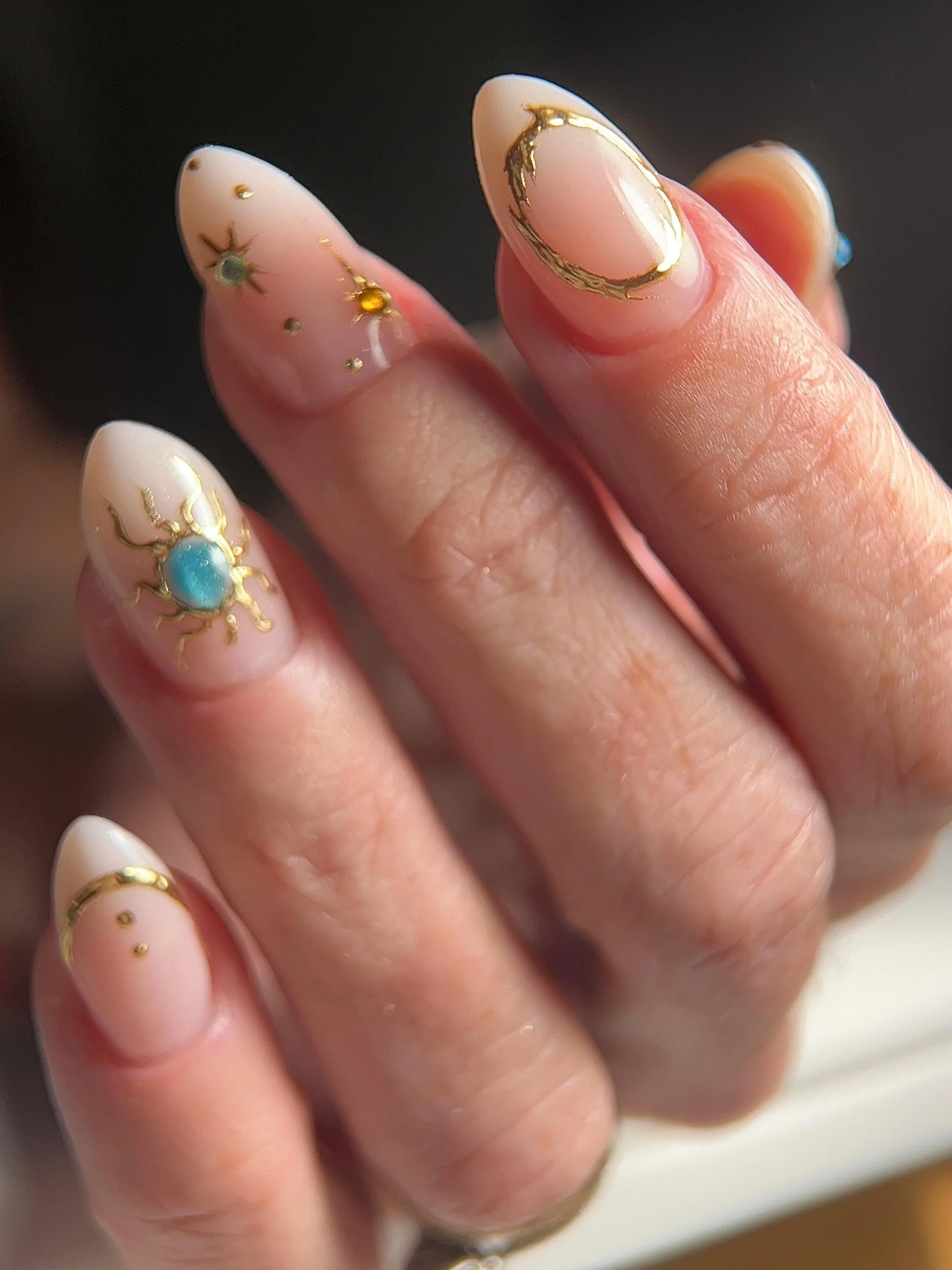 Pretty little celestial set for @madmab.la !!! A little blurry but still pretttty!!!

#longbeachnails #russianmanicure #hardgel #nailart #celestialvibes