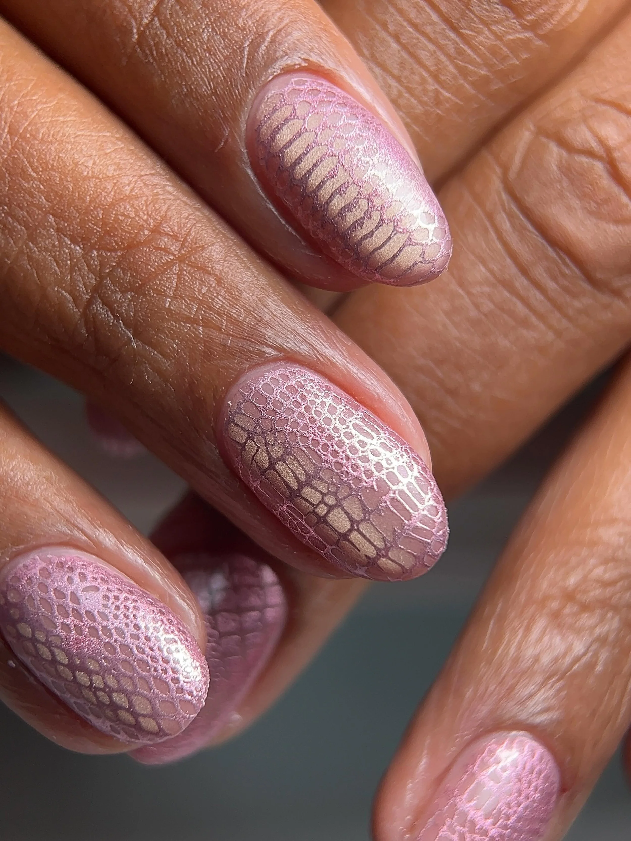 Oh! Okayyyyy @ericabyfield &hellip;&hellip; 🐍💕💕

Cat-eye layered underneath snake skin. Stamping plate from @hellomaniology ! As always - inspired by @theenailchef !

#longbeachnails #hardgel #russianmanicure #nailart #longbeachnailtech